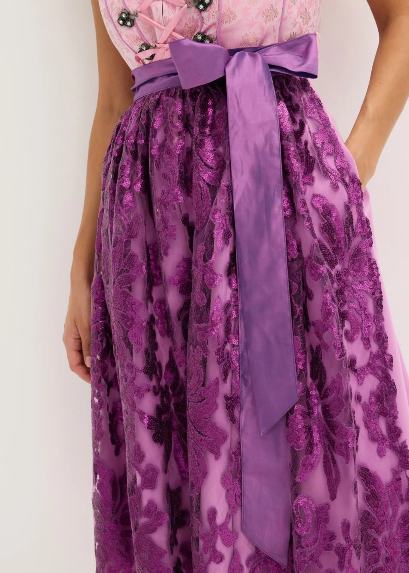 Traje tirolés y delantal (2 piezas)