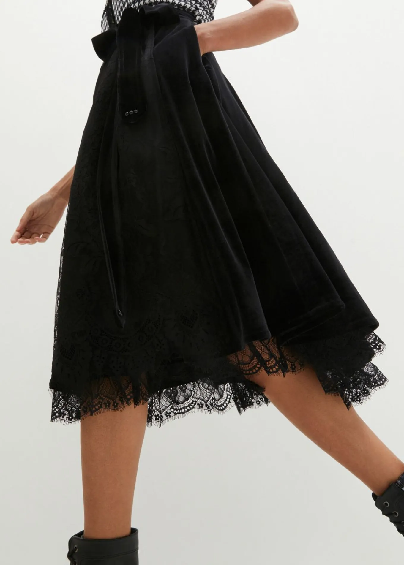 Traje tirolés y delantal (2 piezas)