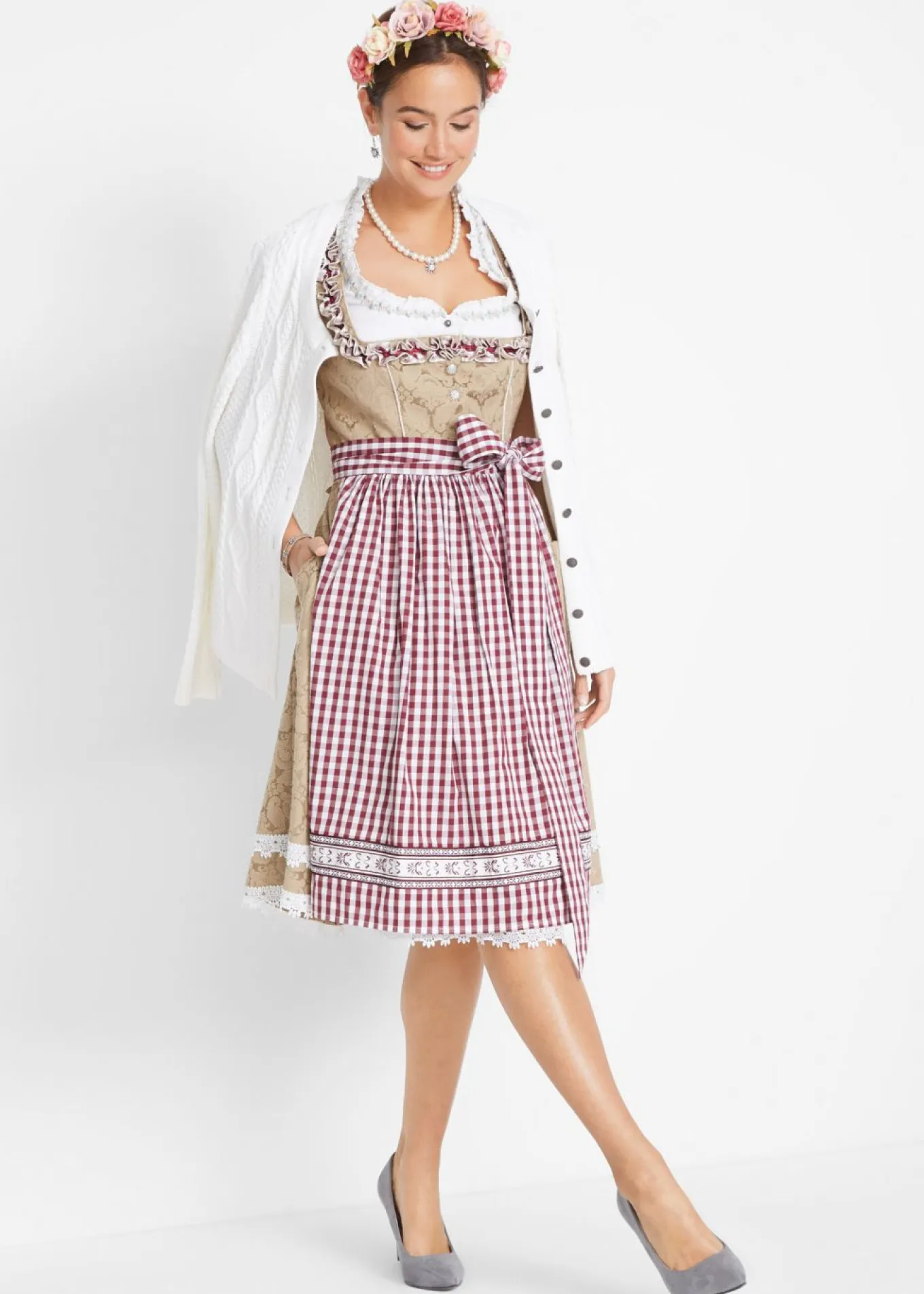 Traje tradicional tirolés con delantal hasta la rodilla