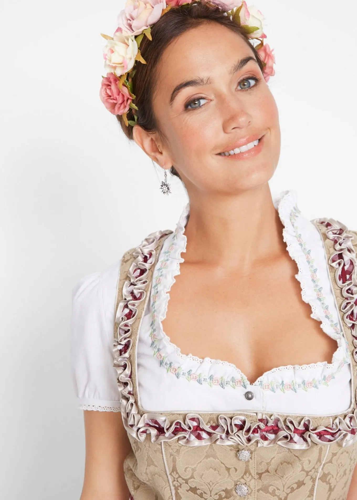 Traje tradicional tirolés con delantal hasta la rodilla