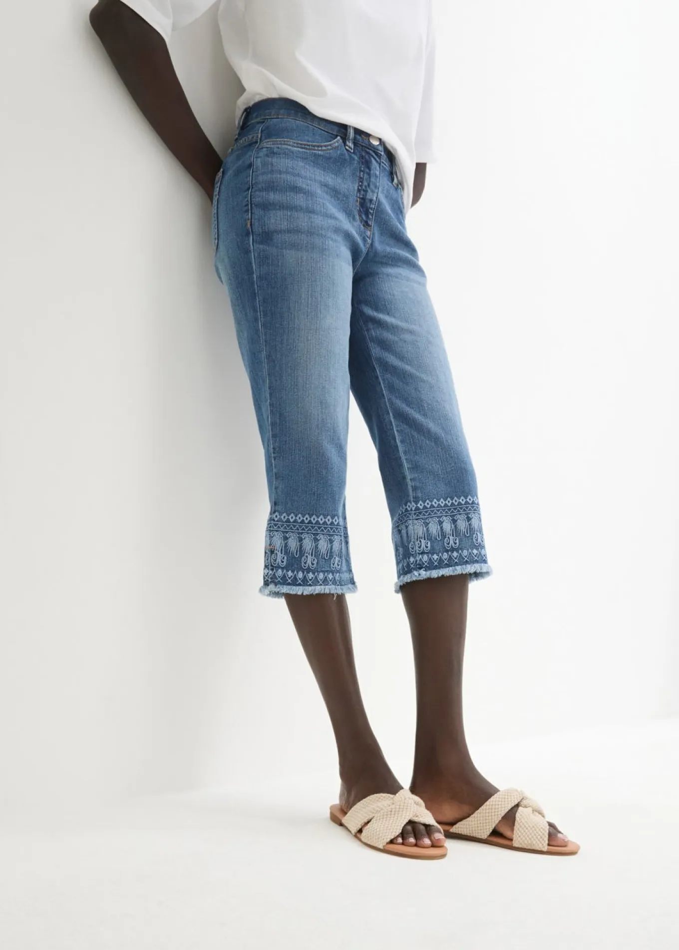 Vaqueros capri con bordado