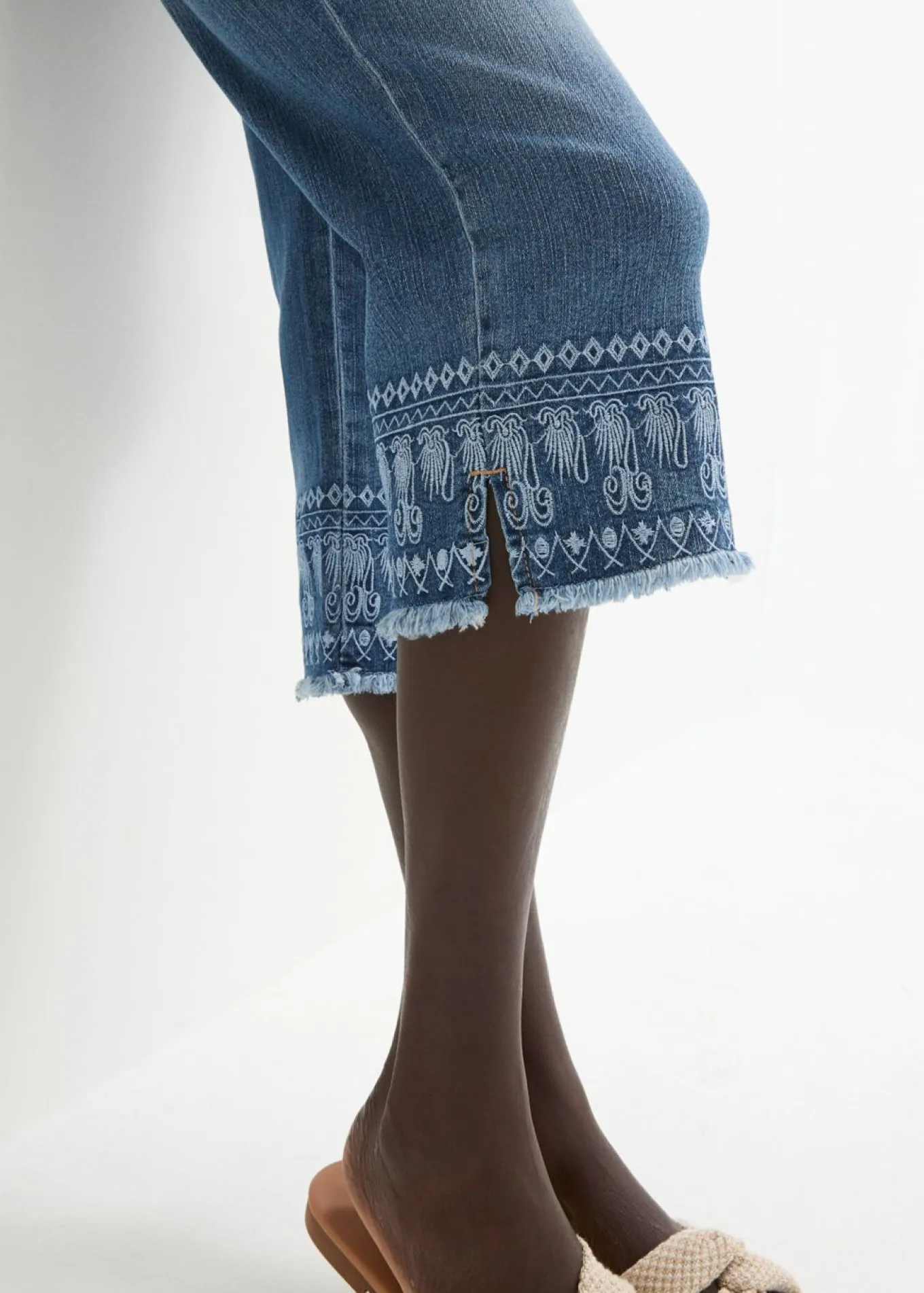 Vaqueros capri con bordado