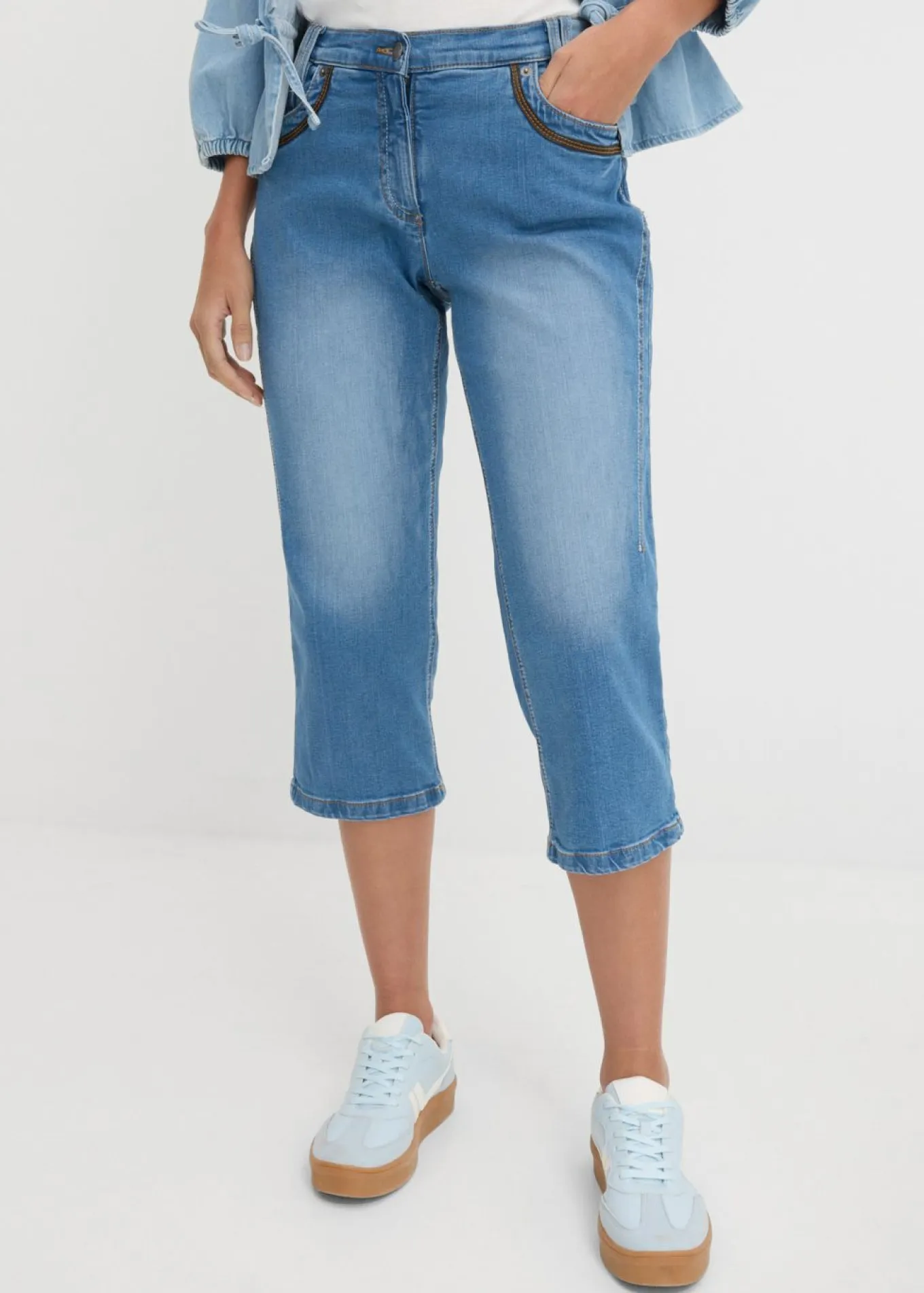 Vaqueros capri con corte ajustado y talle medio