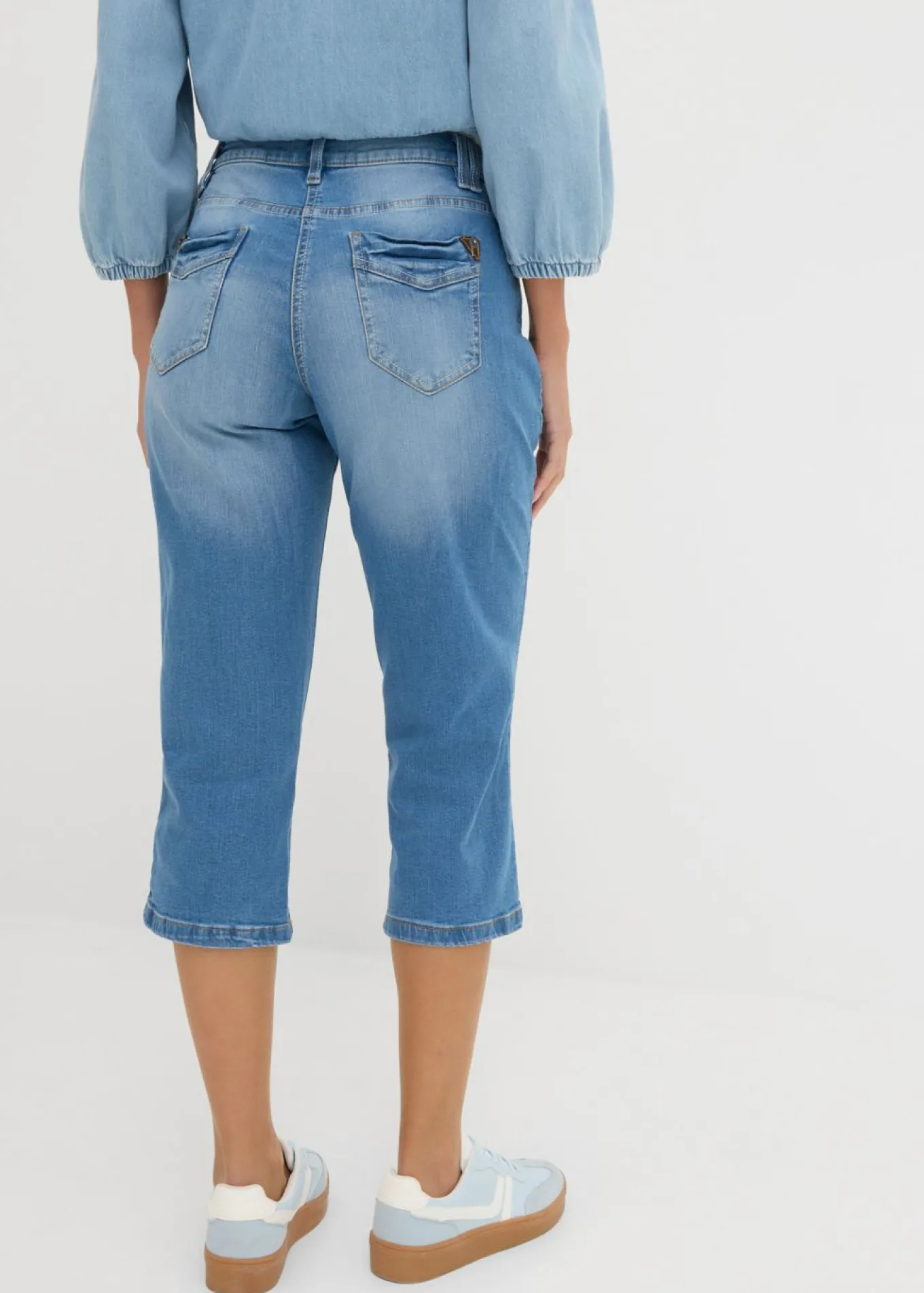 Vaqueros capri con corte ajustado y talle medio