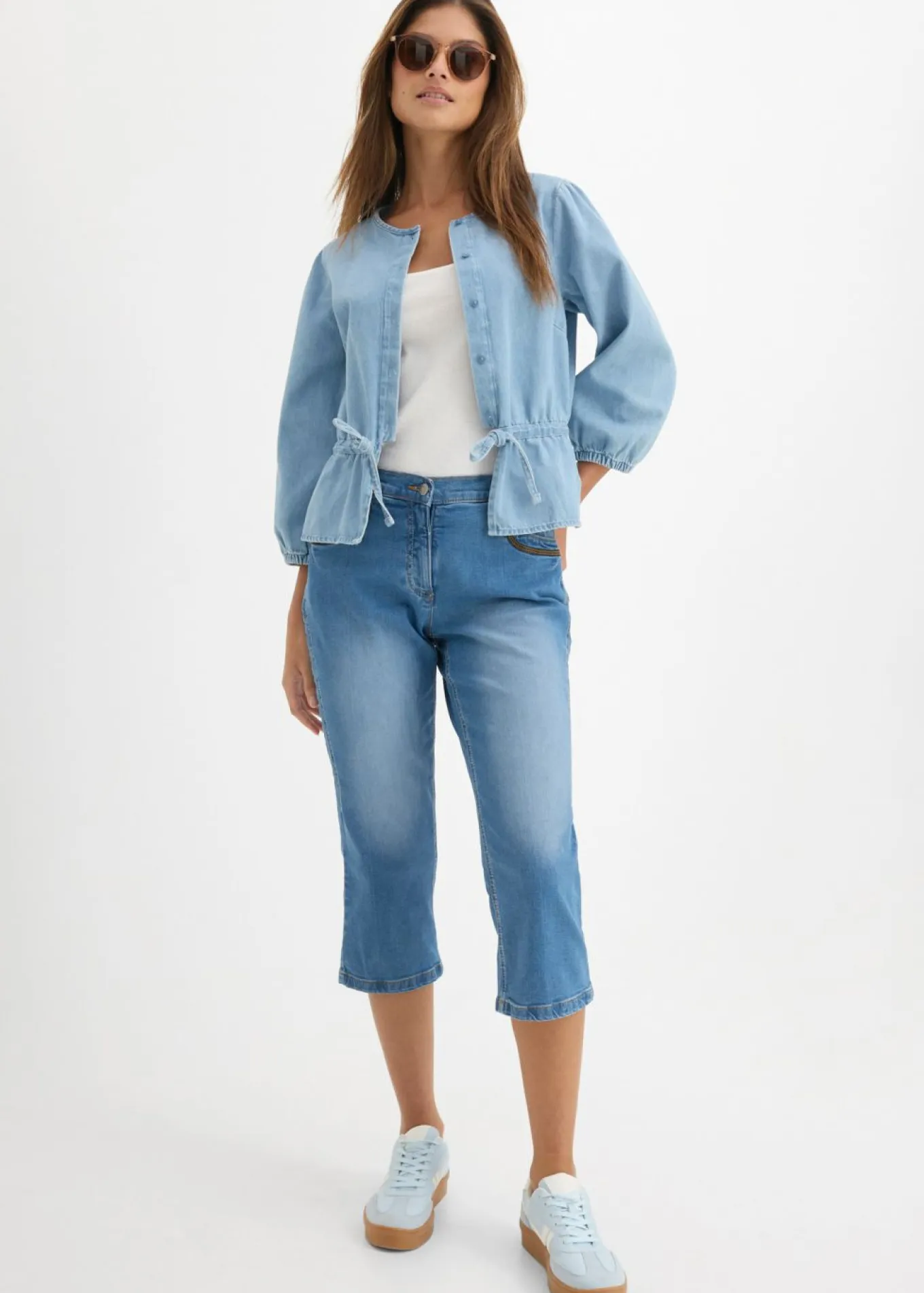 Vaqueros capri con corte ajustado y talle medio