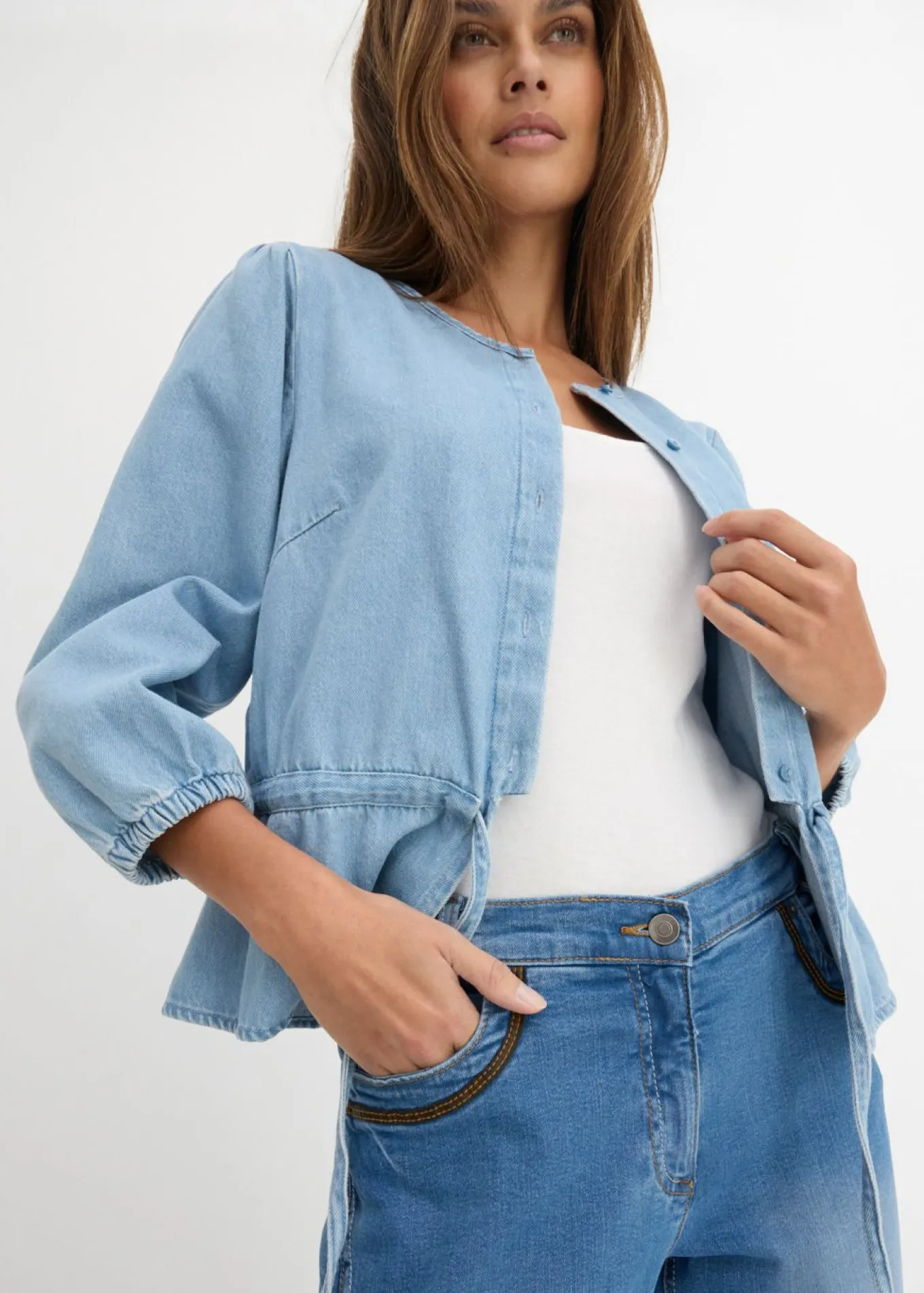 Vaqueros capri con corte ajustado y talle medio
