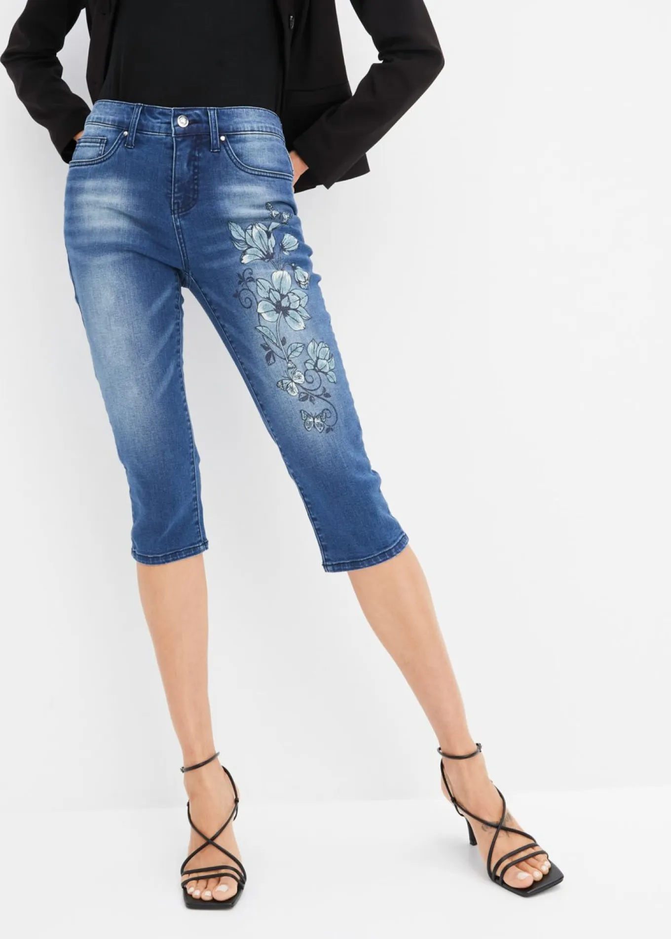 Vaqueros capri con estampado de mariposas