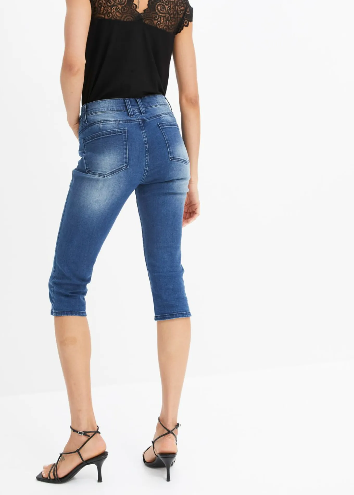 Vaqueros capri con estampado de mariposas