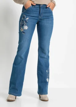Vaqueros con bordados de flores