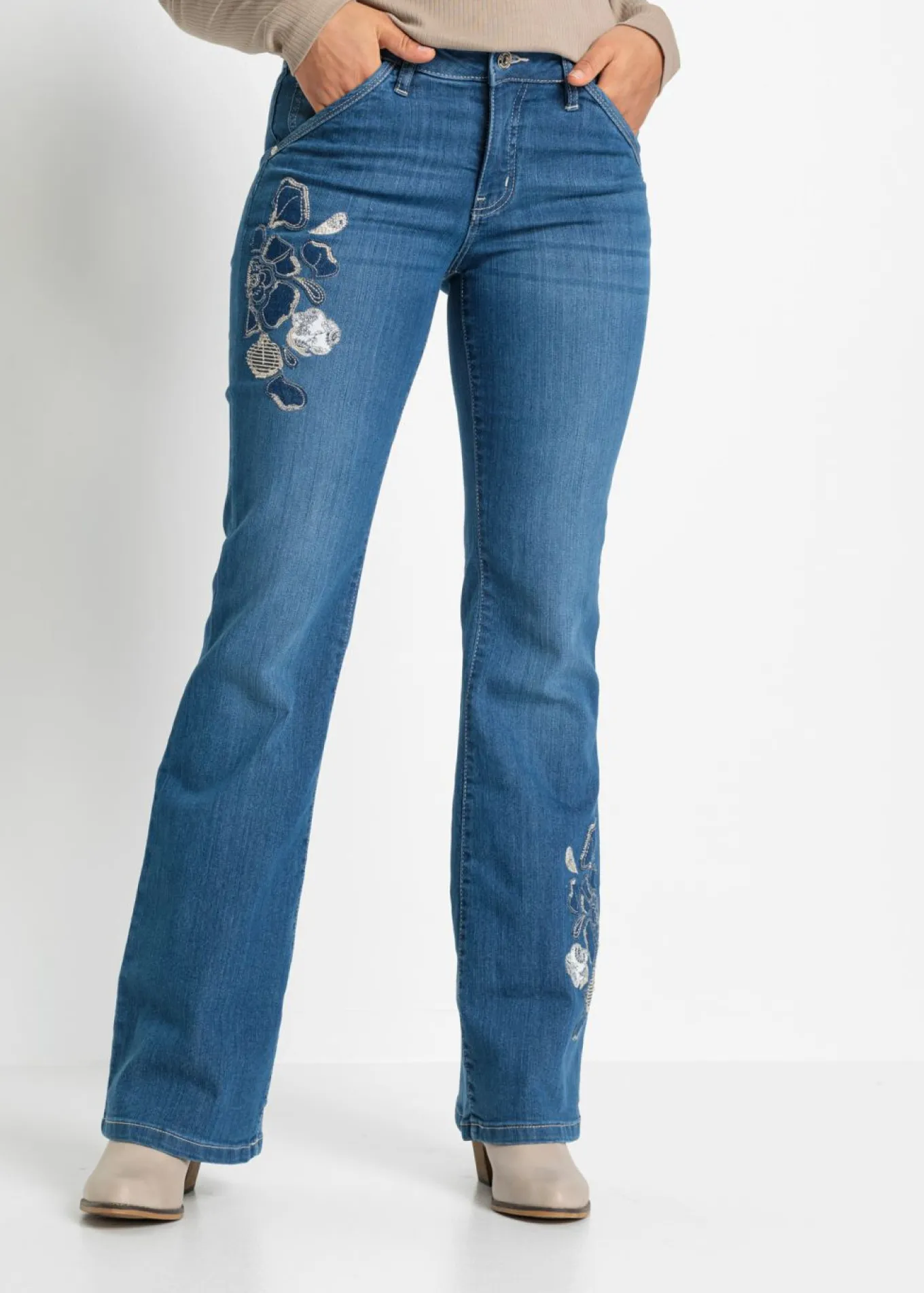 Vaqueros con bordados de flores