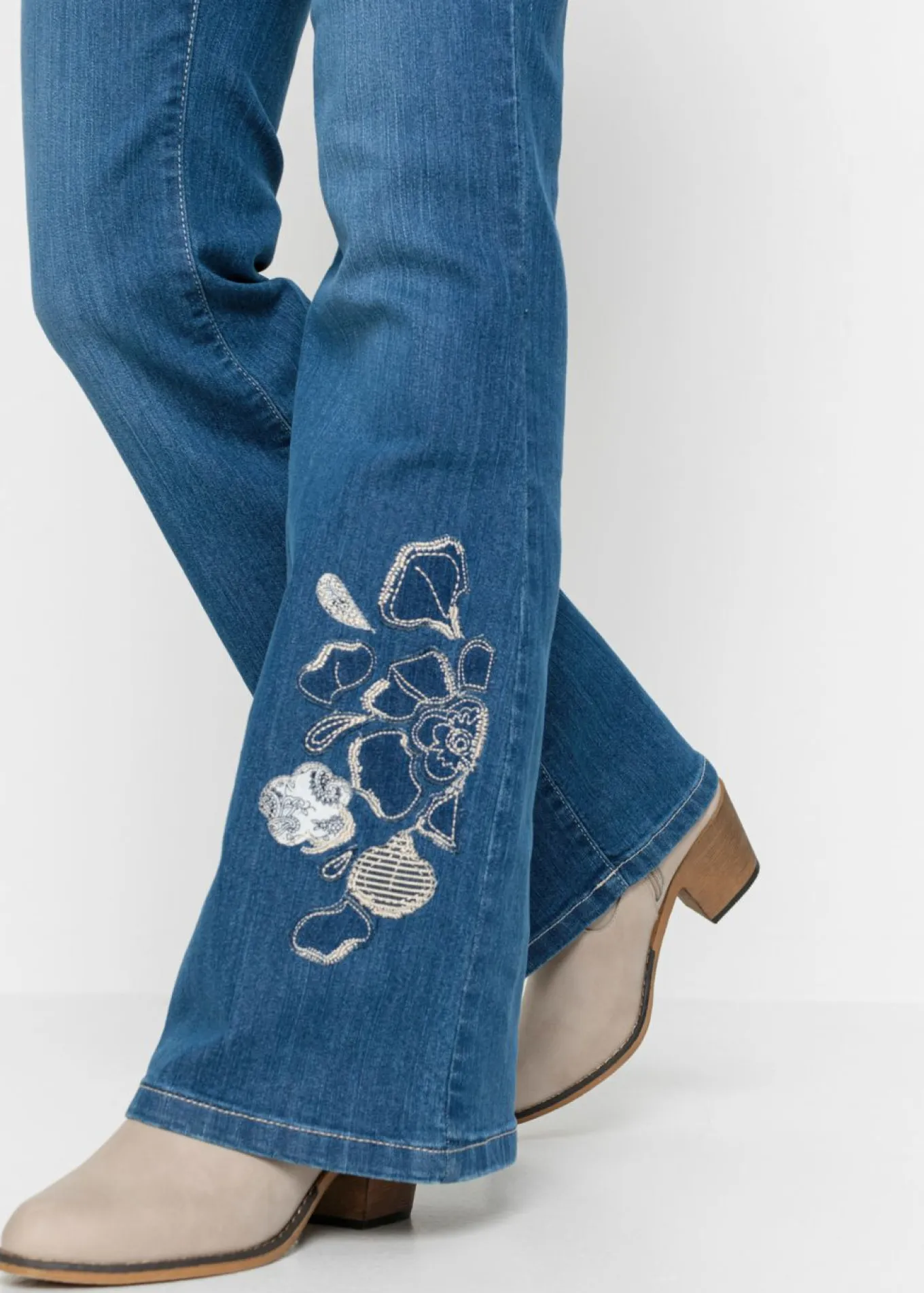 Vaqueros con bordados de flores