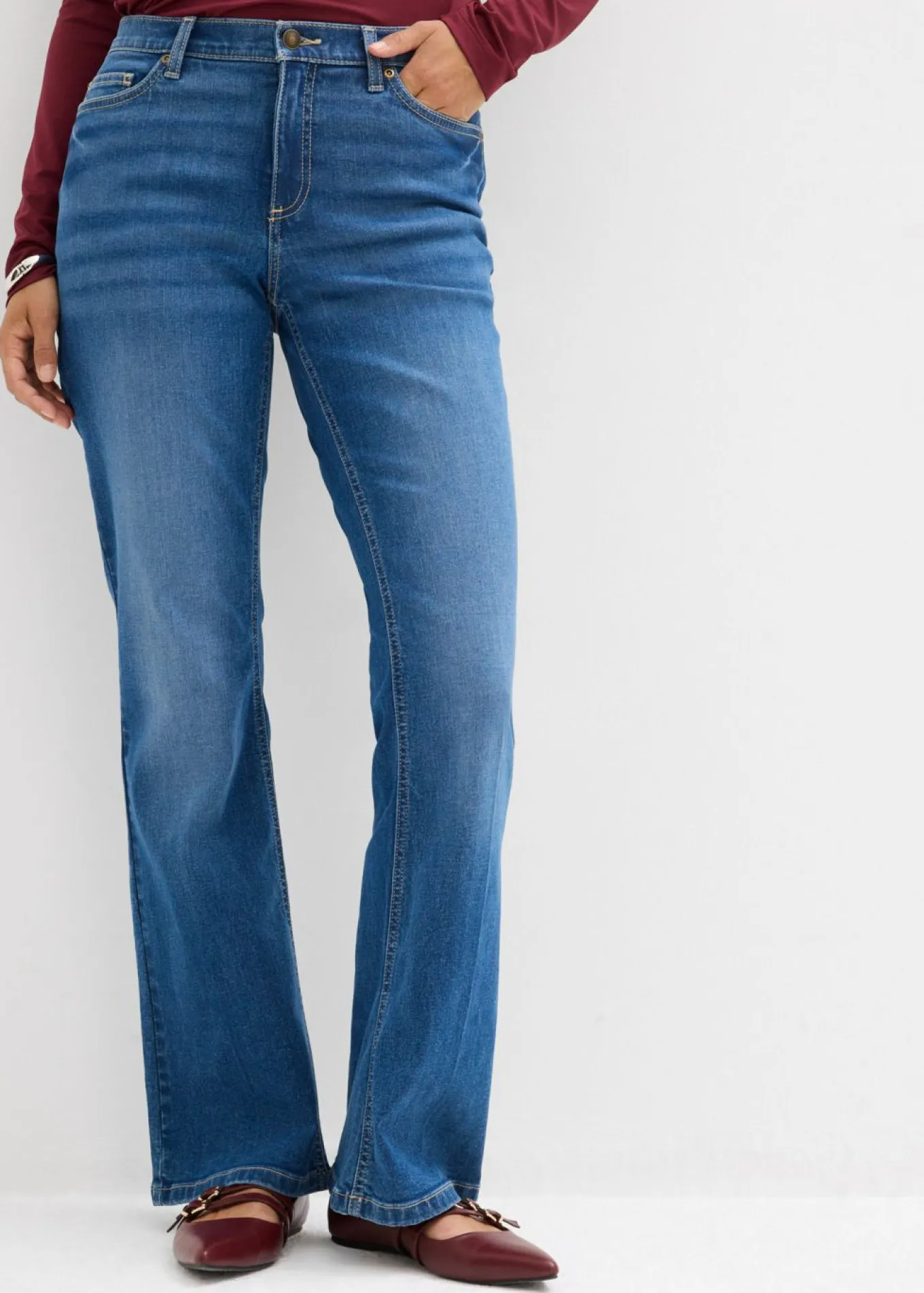 Vaqueros con corte bootcut y talle medio