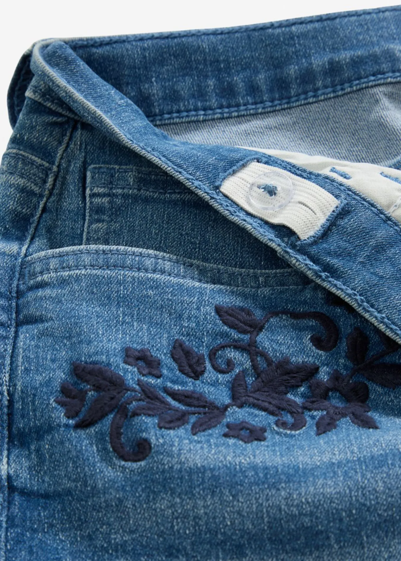 Vaqueros con corte bootcut y talle medio