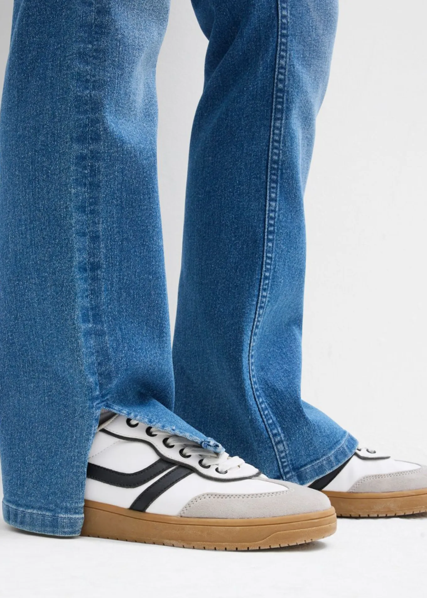Vaqueros con corte bootcut y talle medio