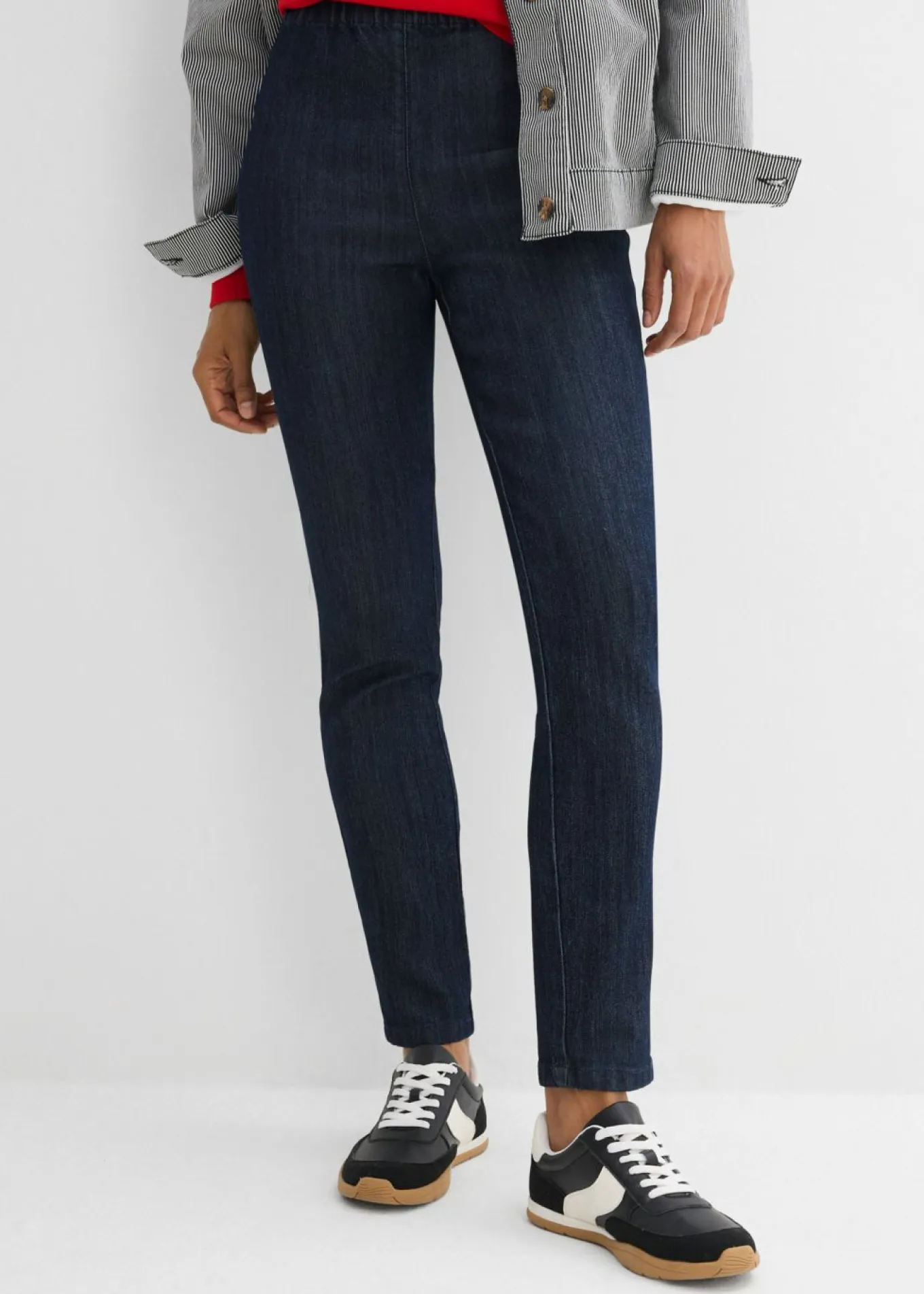 Vaqueros con corte slim, talle alto y largo cropped