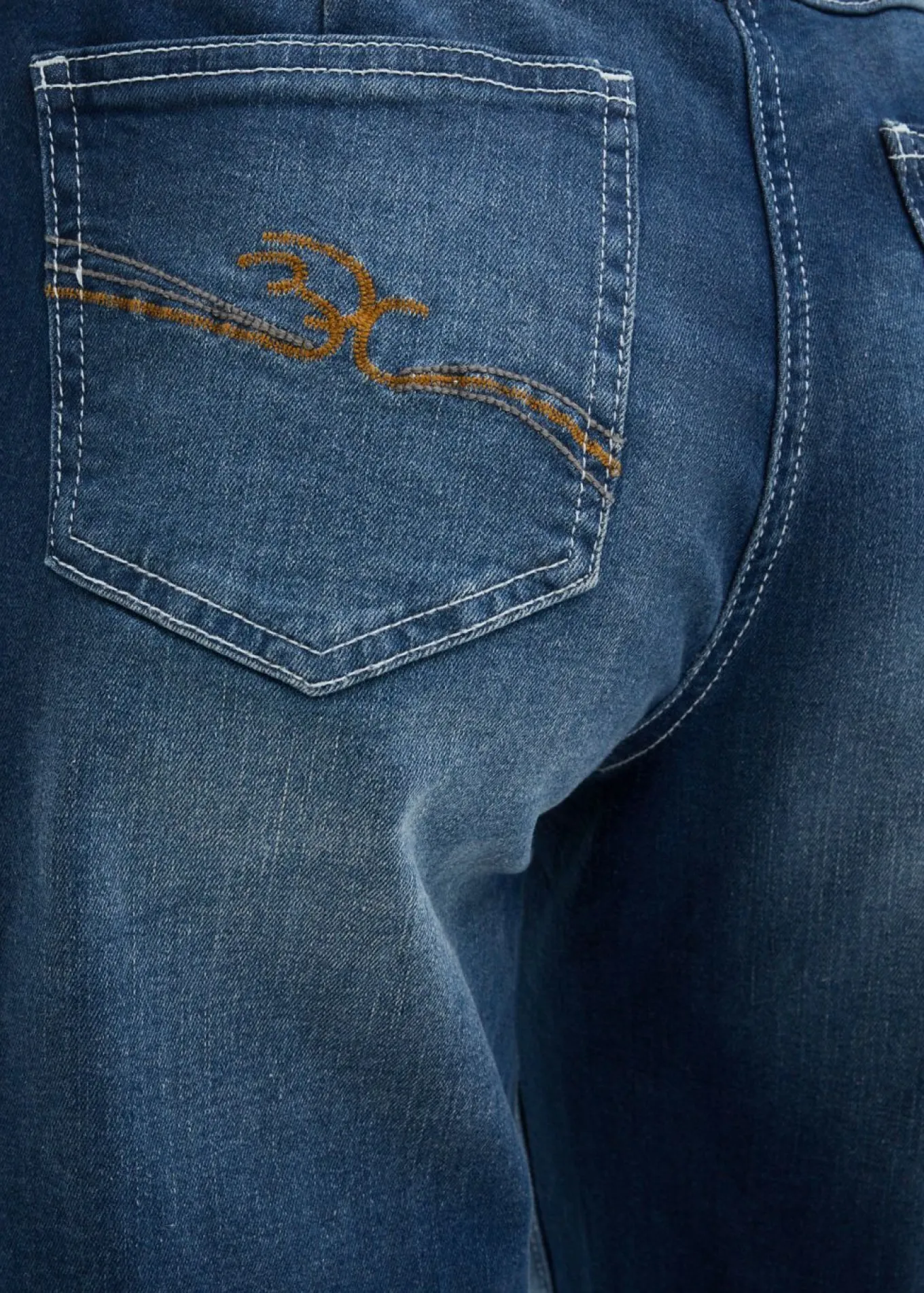 Vaqueros con pernera ancha, mid waist, con cintura cómoda