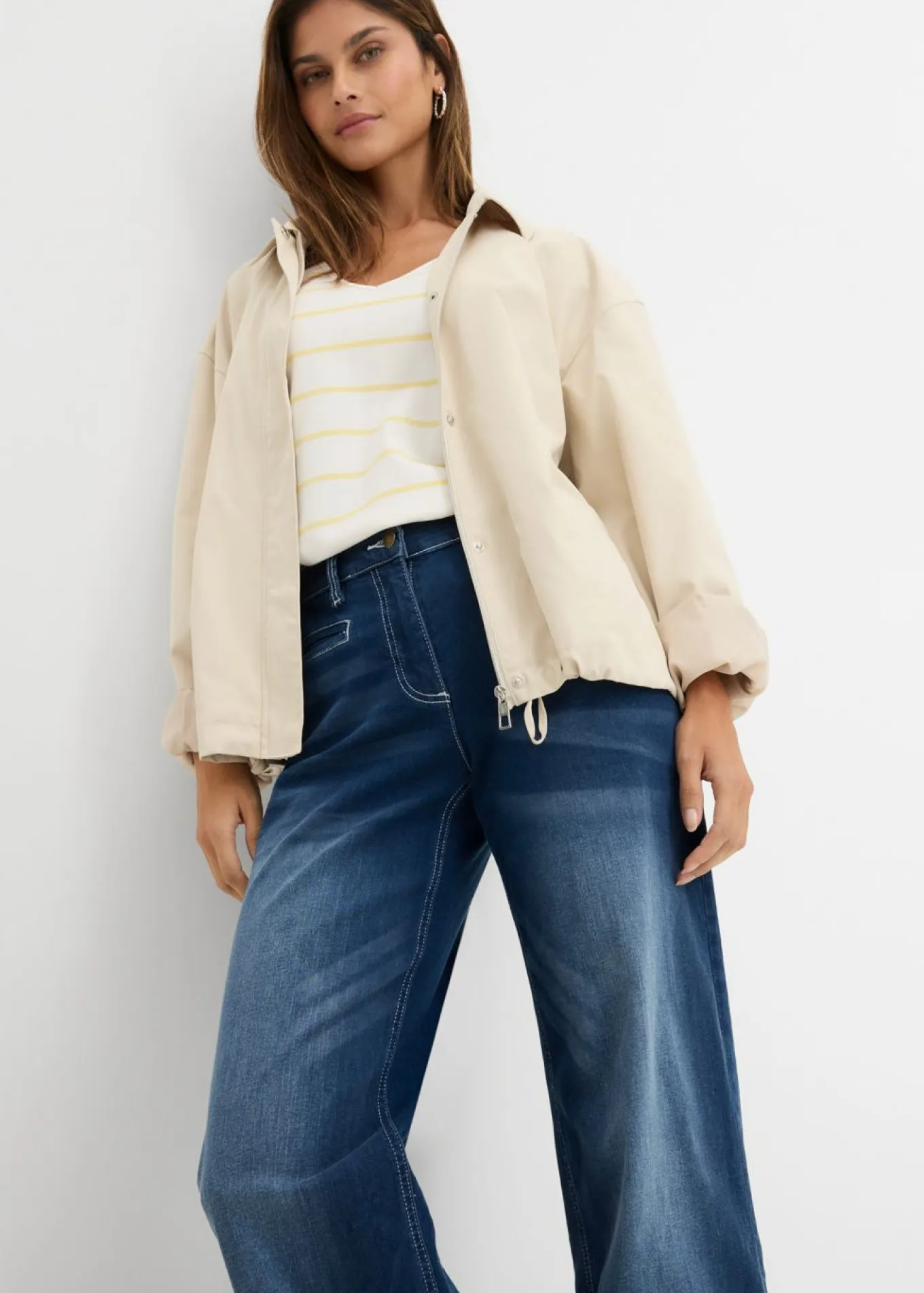 Vaqueros con pernera ancha, mid waist, con cintura cómoda