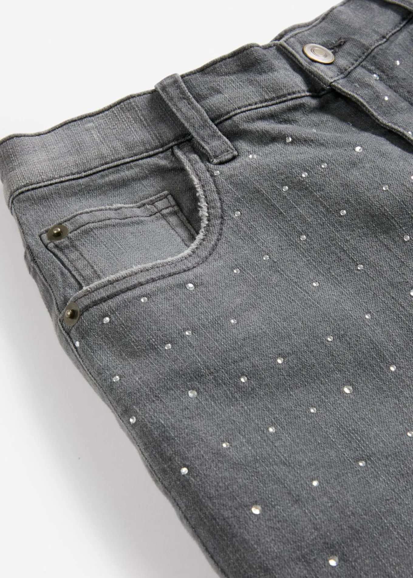 Vaqueros con perneras anchas, piedras brillantes y talle medio