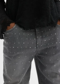 Vaqueros con perneras anchas, piedras brillantes y talle medio