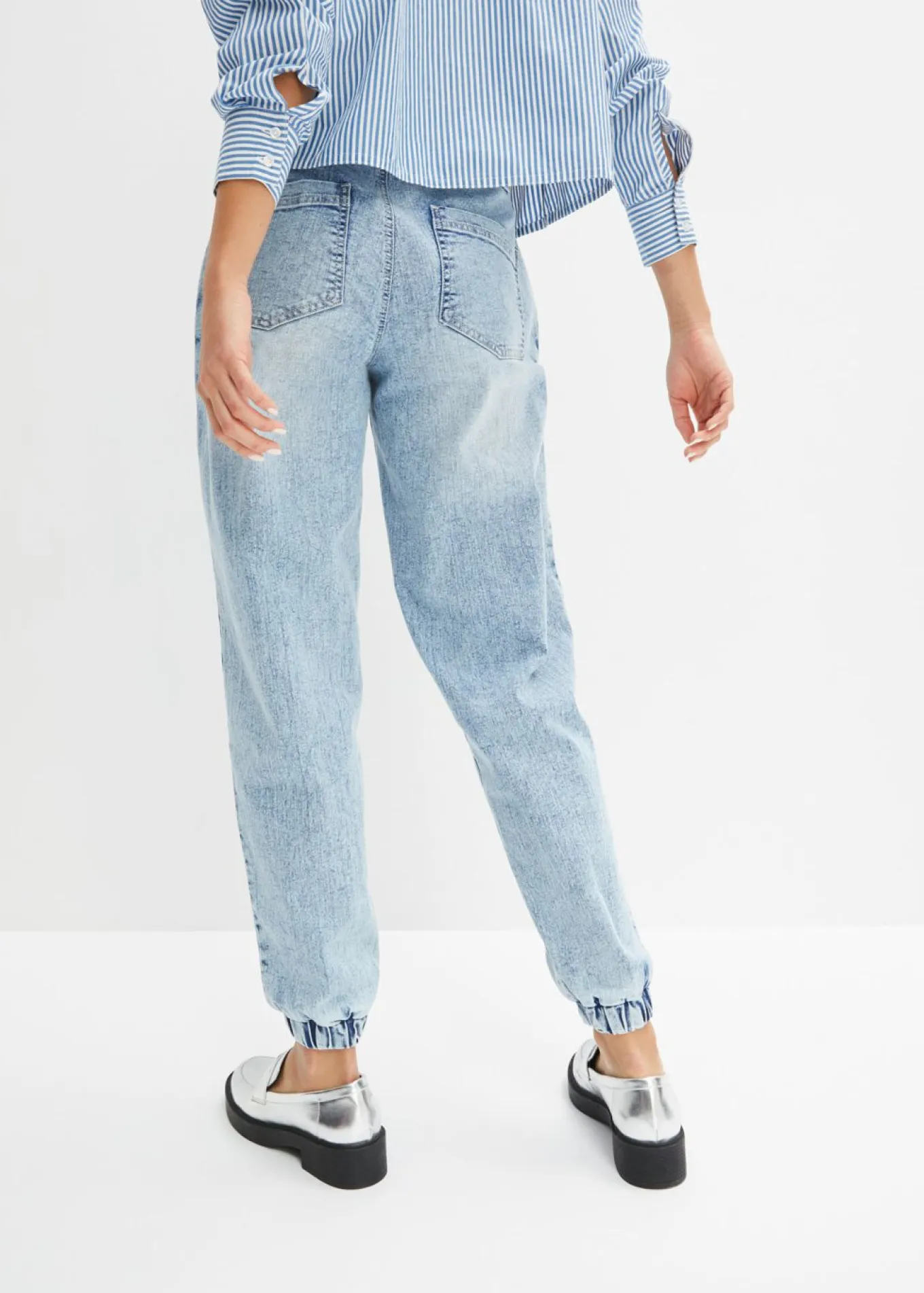 Vaqueros con talle medio, cinturilla cómoda y corte barrel