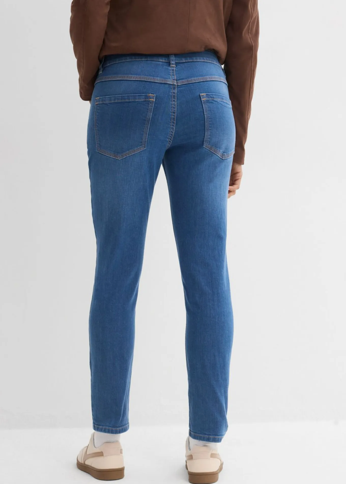 Vaqueros de algodón orgánico con corte slim y talle medio