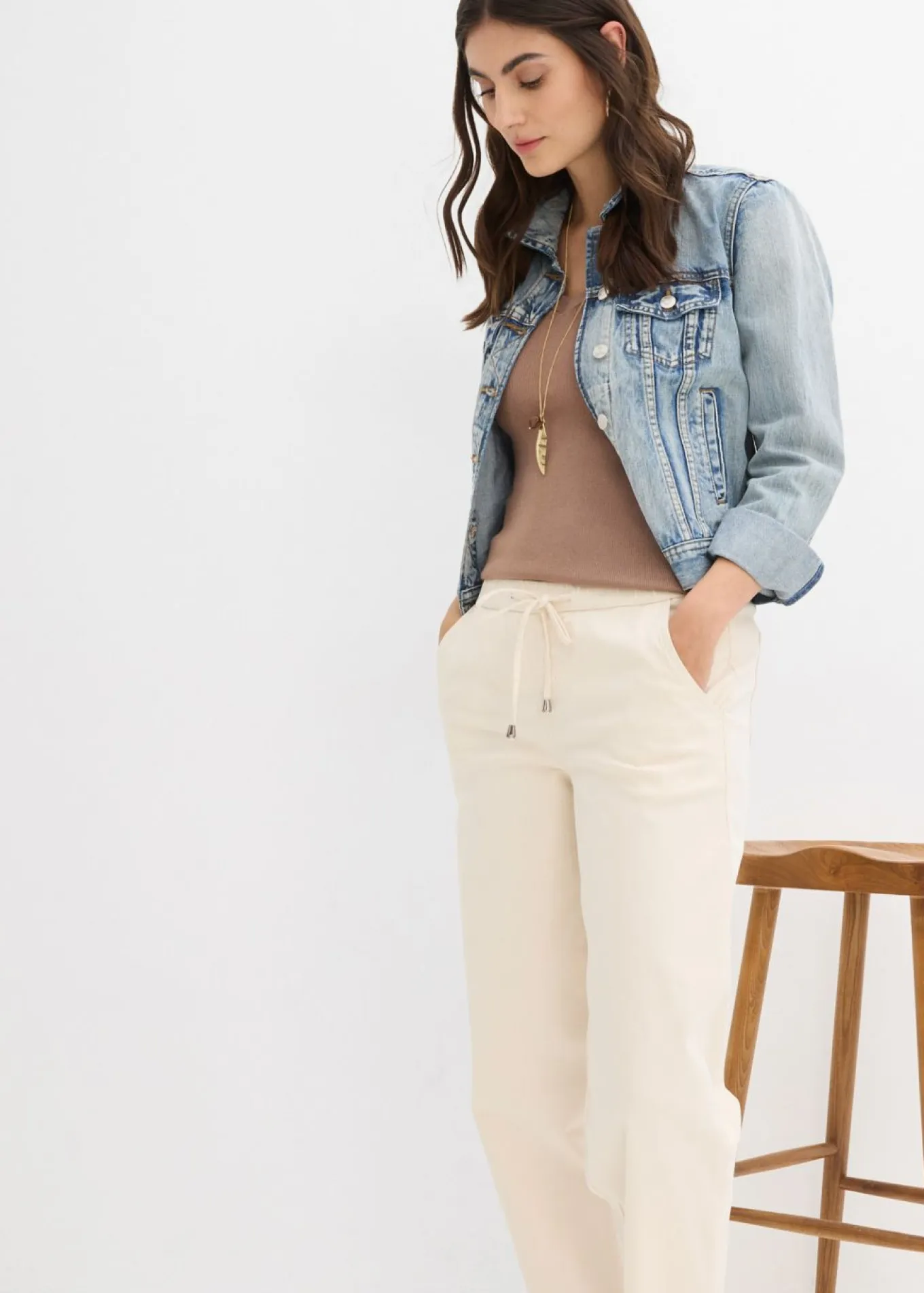 Vaqueros de corte barrel, mid waist, cintura cómoda