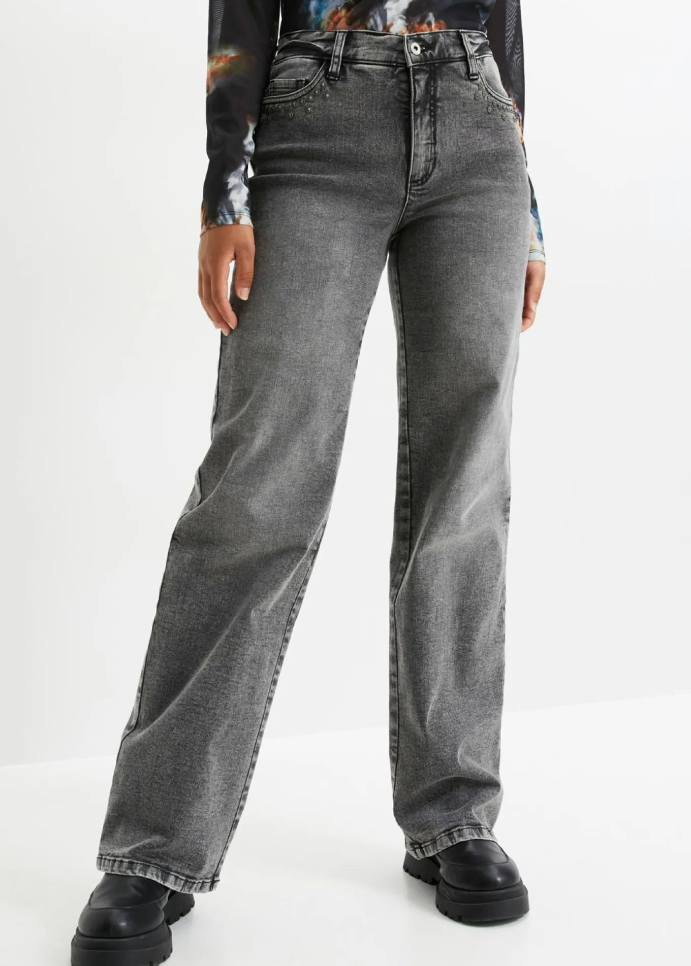 Vaqueros de pernera ancha, high waist, con tachuelas