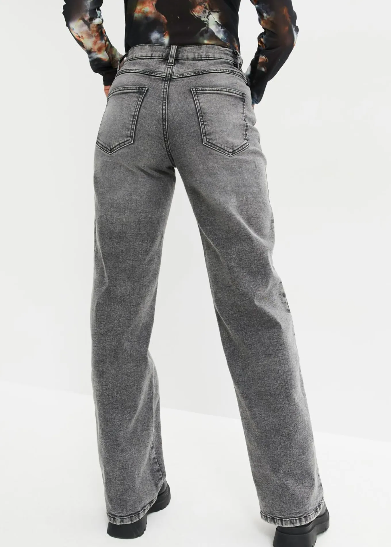 Vaqueros de pernera ancha, high waist, con tachuelas