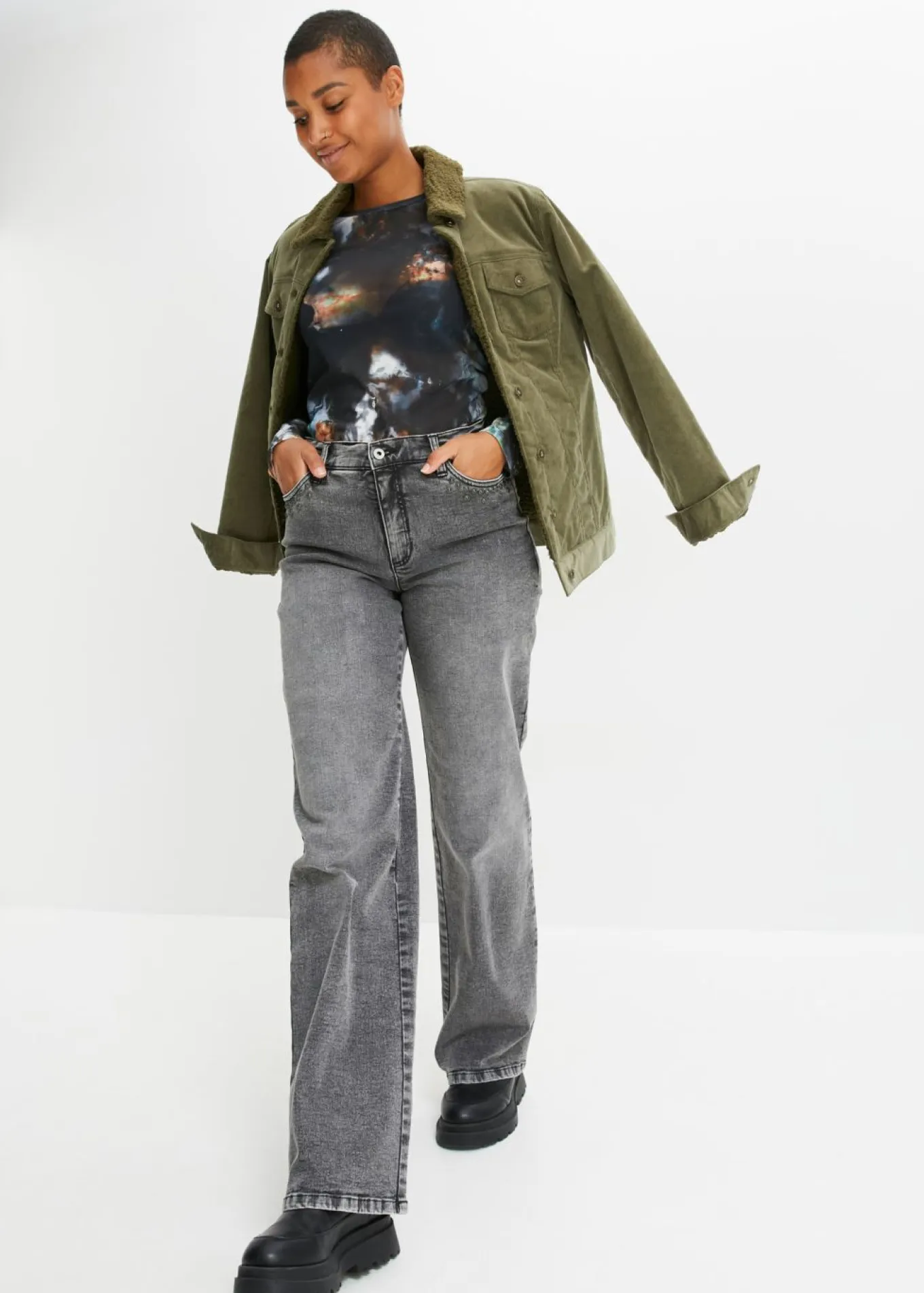Vaqueros de pernera ancha, high waist, con tachuelas