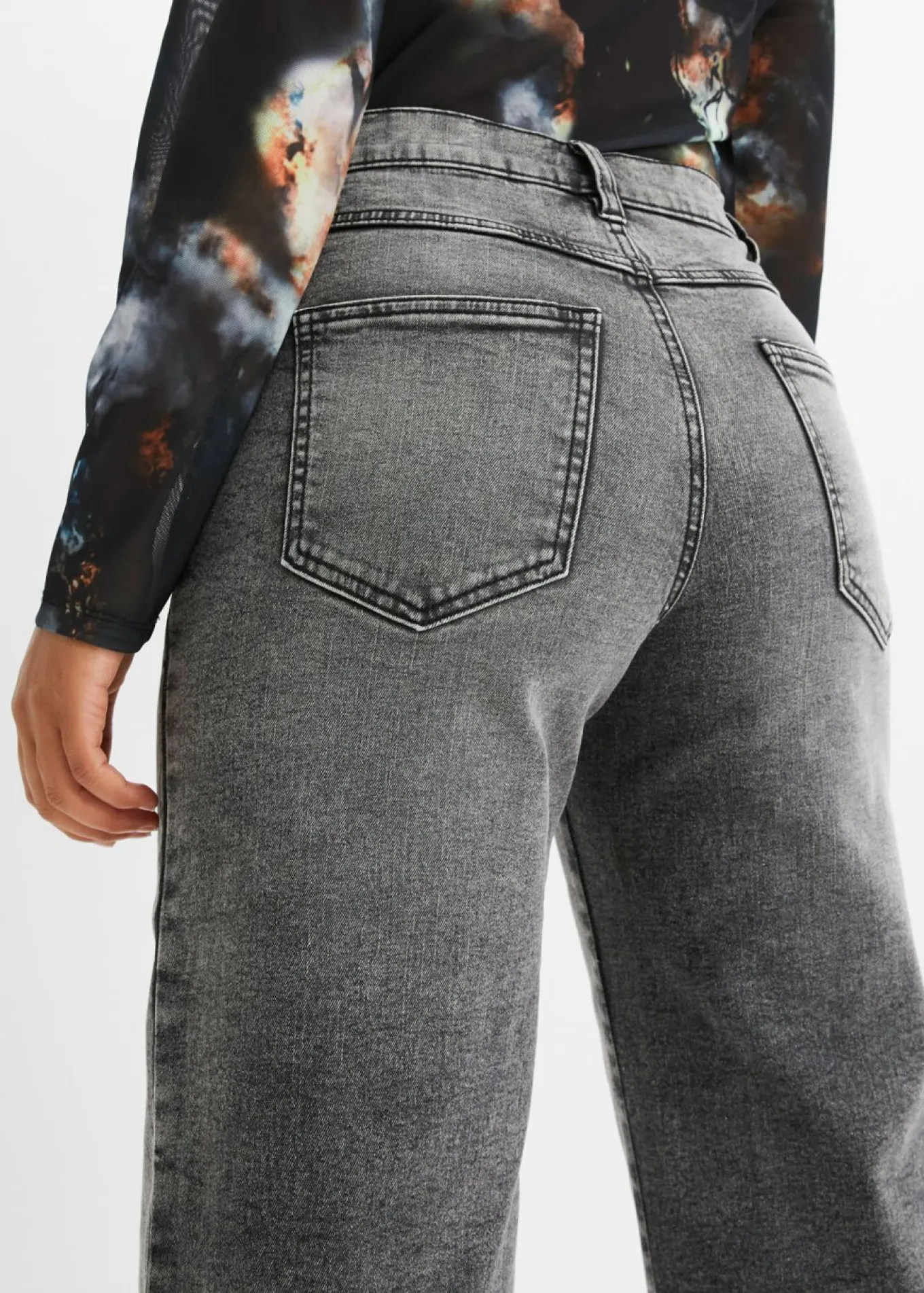 Vaqueros de pernera ancha, high waist, con tachuelas