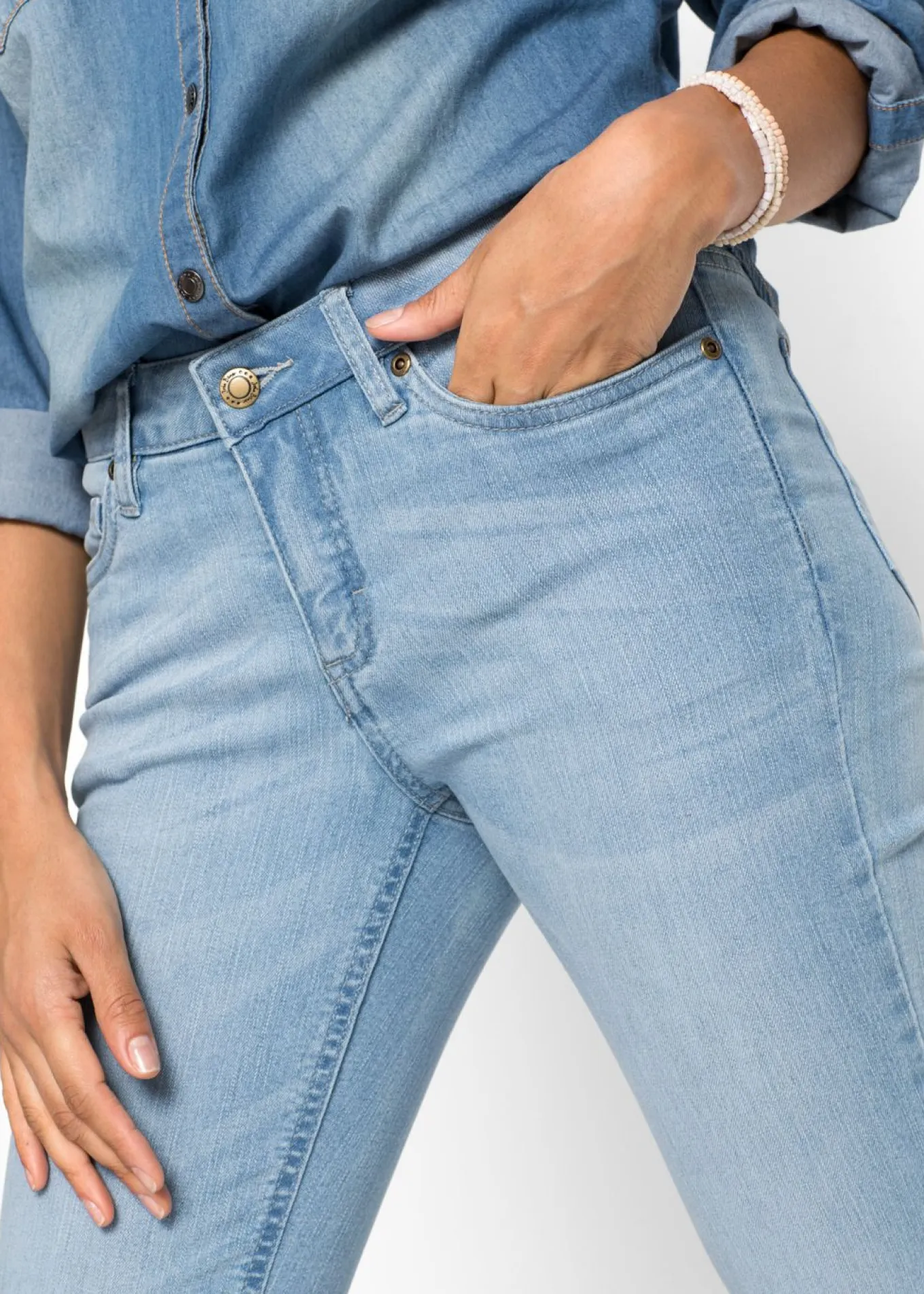 Vaqueros elásticos con corte bootcut y talle medio