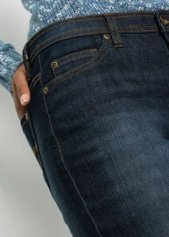 Vaqueros elásticos con corte mom y talle medio