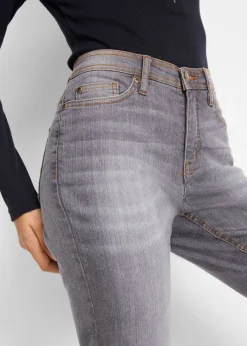 Vaqueros elásticos con corte mom y talle medio