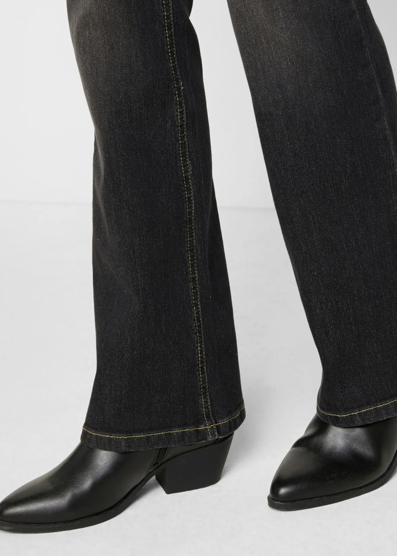 Vaqueros elásticos con corte bootcut y talle medio