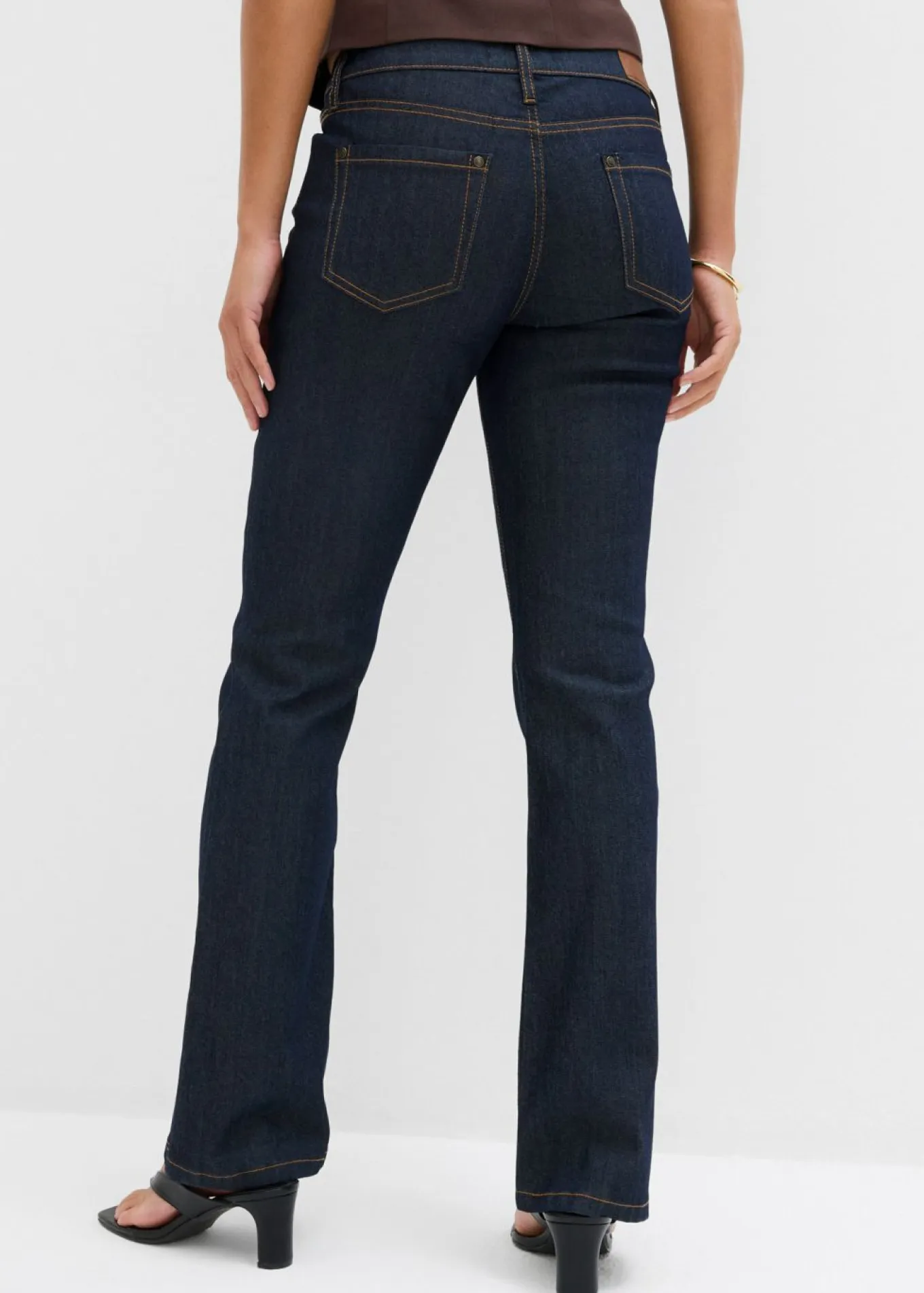 Vaqueros elásticos con corte bootcut y talle medio