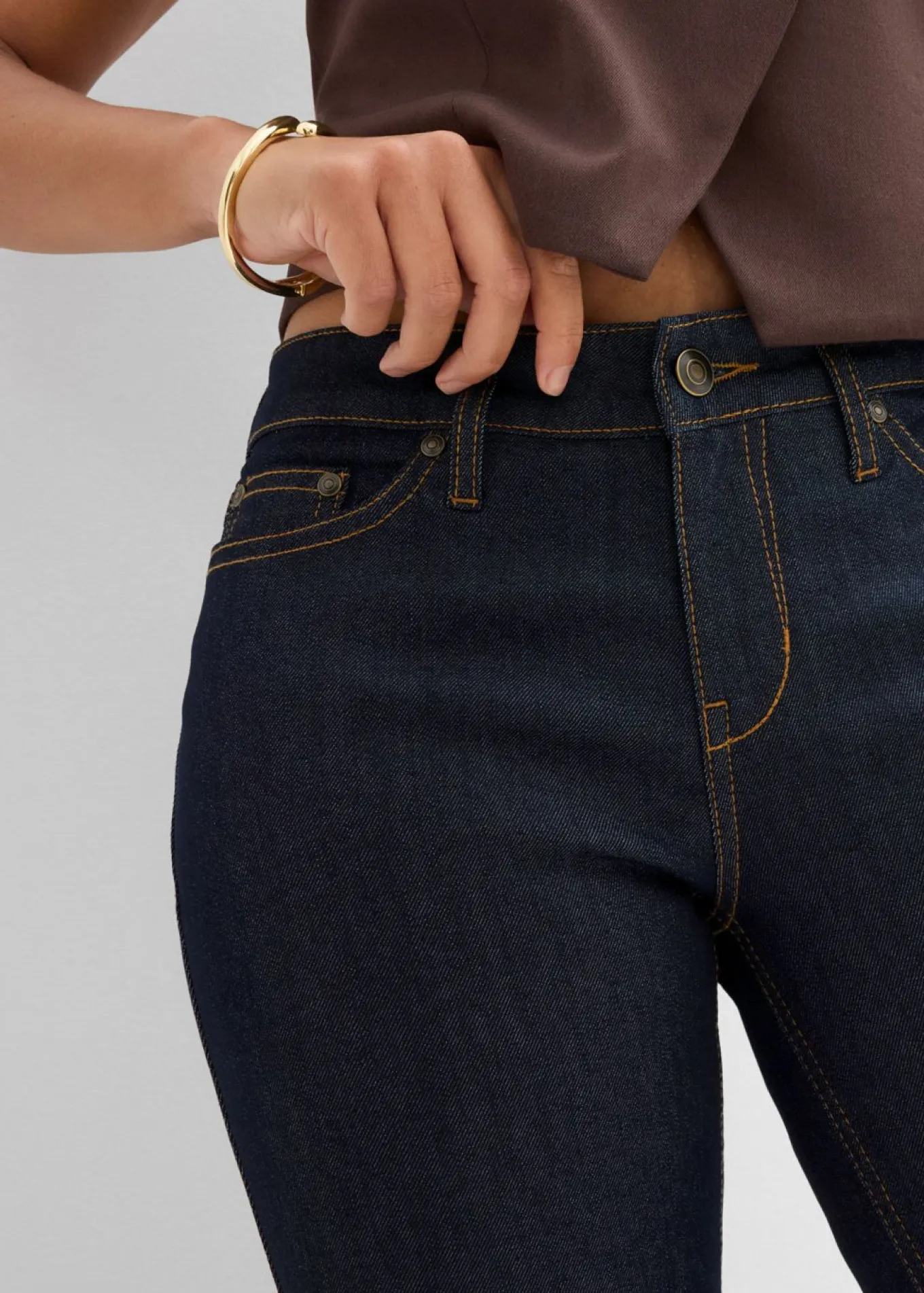 Vaqueros elásticos con corte bootcut y talle medio