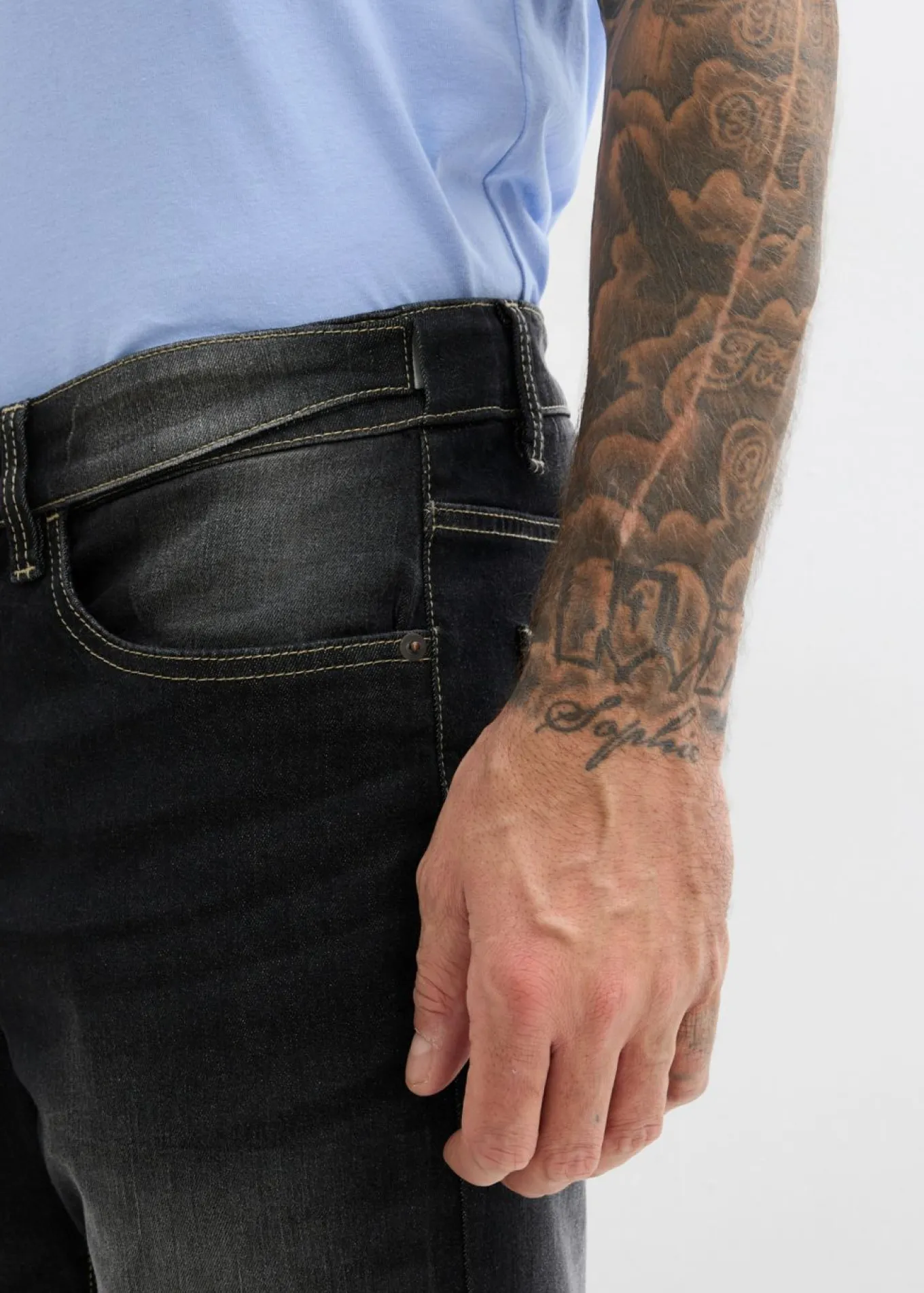 Vaqueros elásticos con corte clásico, cinturilla elástica y diseño bootcut