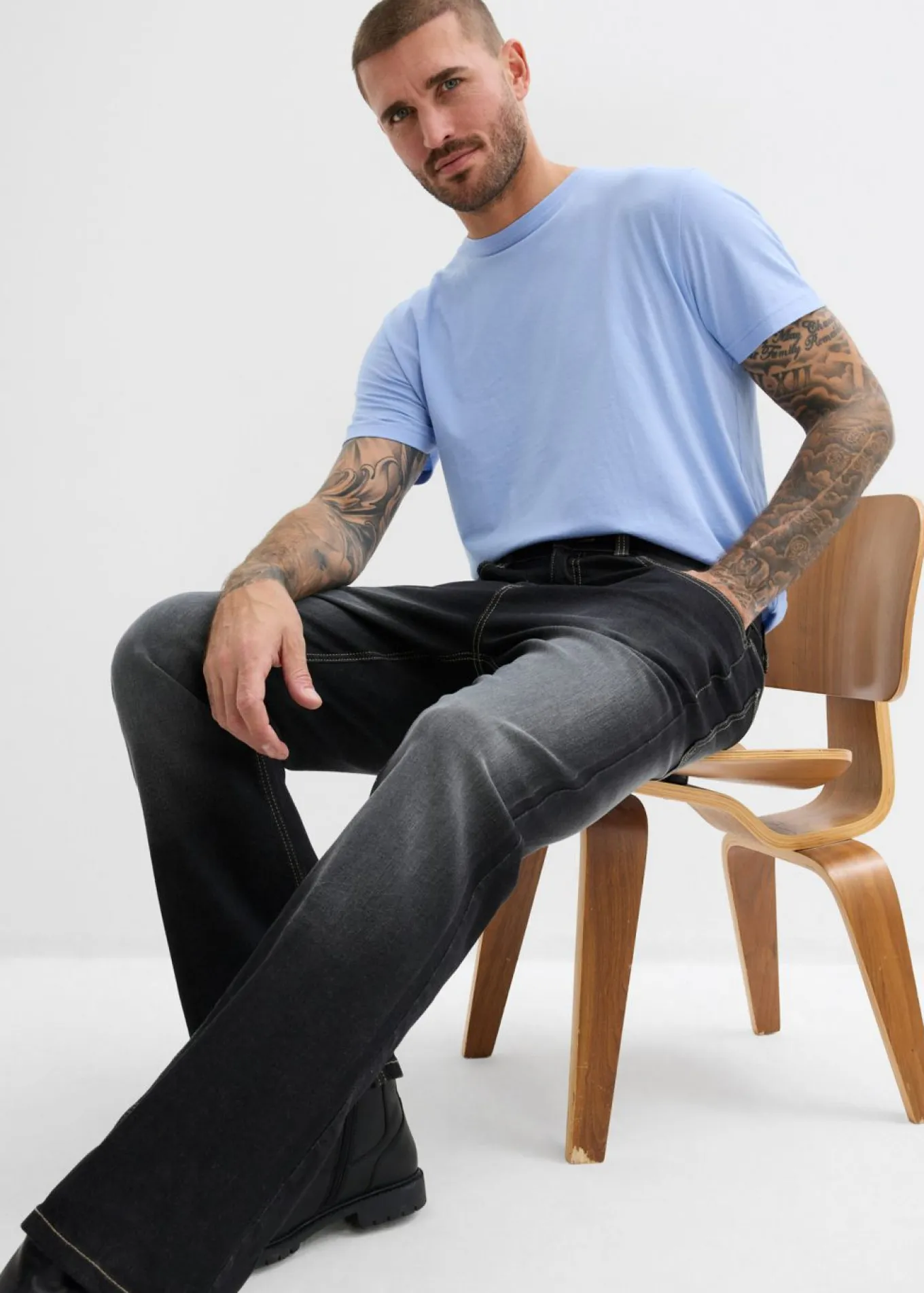 Vaqueros elásticos con corte clásico, cinturilla elástica y diseño bootcut