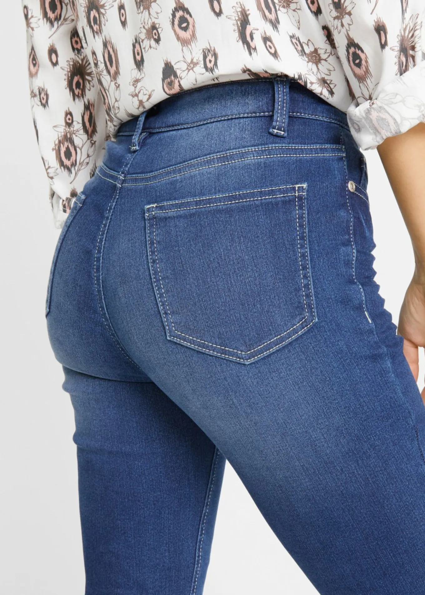 Vaqueros elásticos con talle medio y corte slim
