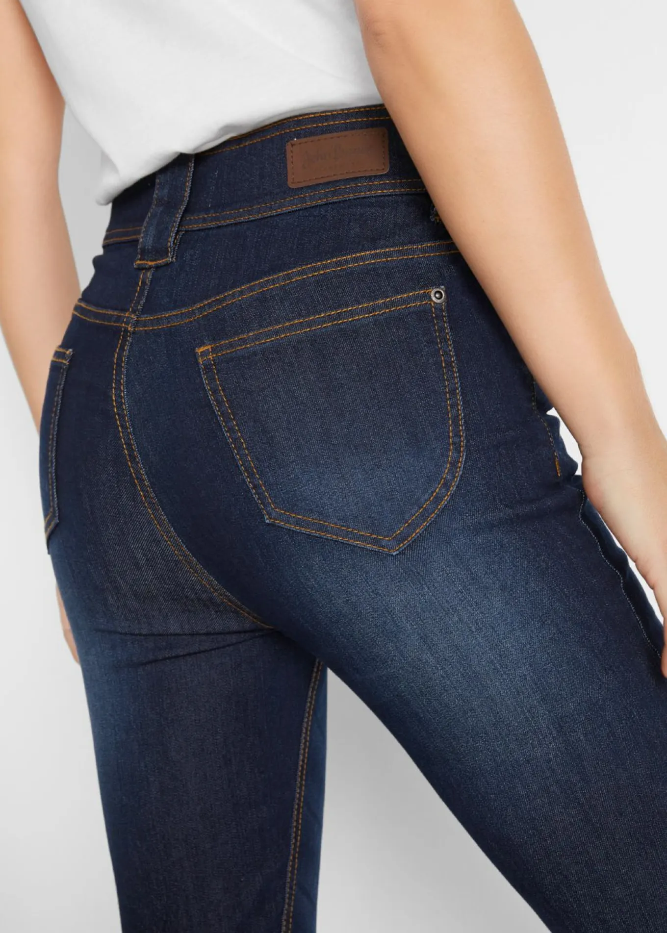 Vaqueros elásticos de corte slim y talle alto
