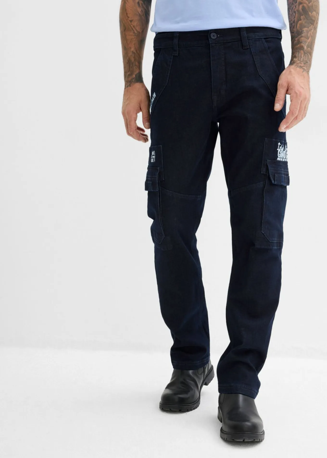 Vaqueros elásticos tipo cargo con corte recto, diseño informal y cinturilla cómoda
