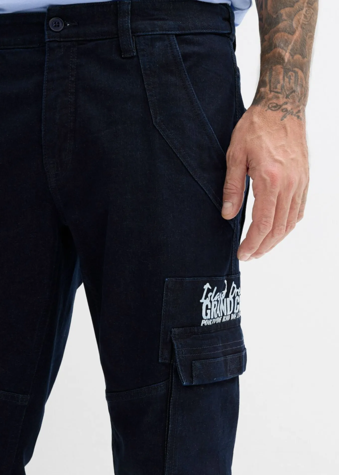 Vaqueros elásticos tipo cargo con corte recto, diseño informal y cinturilla cómoda