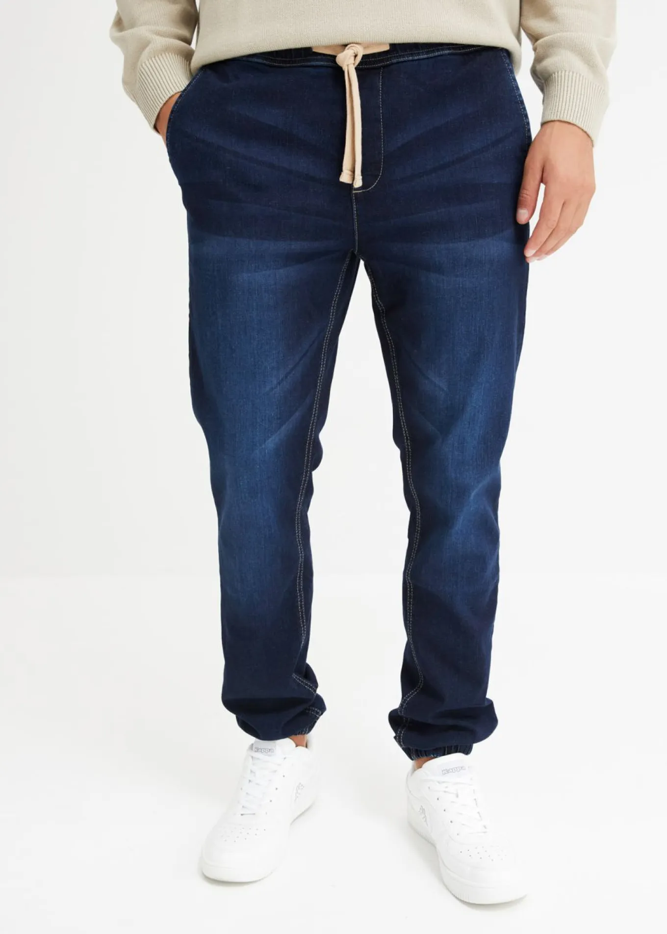 Vaqueros informales con corte regular, forma tapered y cinturilla elástica