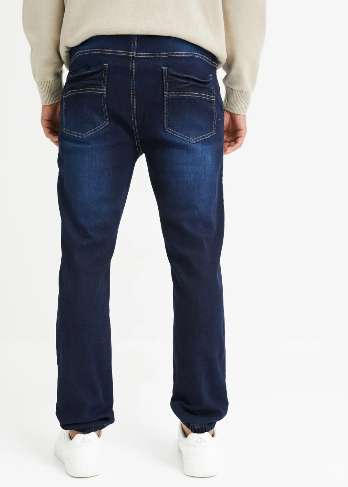Vaqueros informales con corte regular, forma tapered y cinturilla elástica