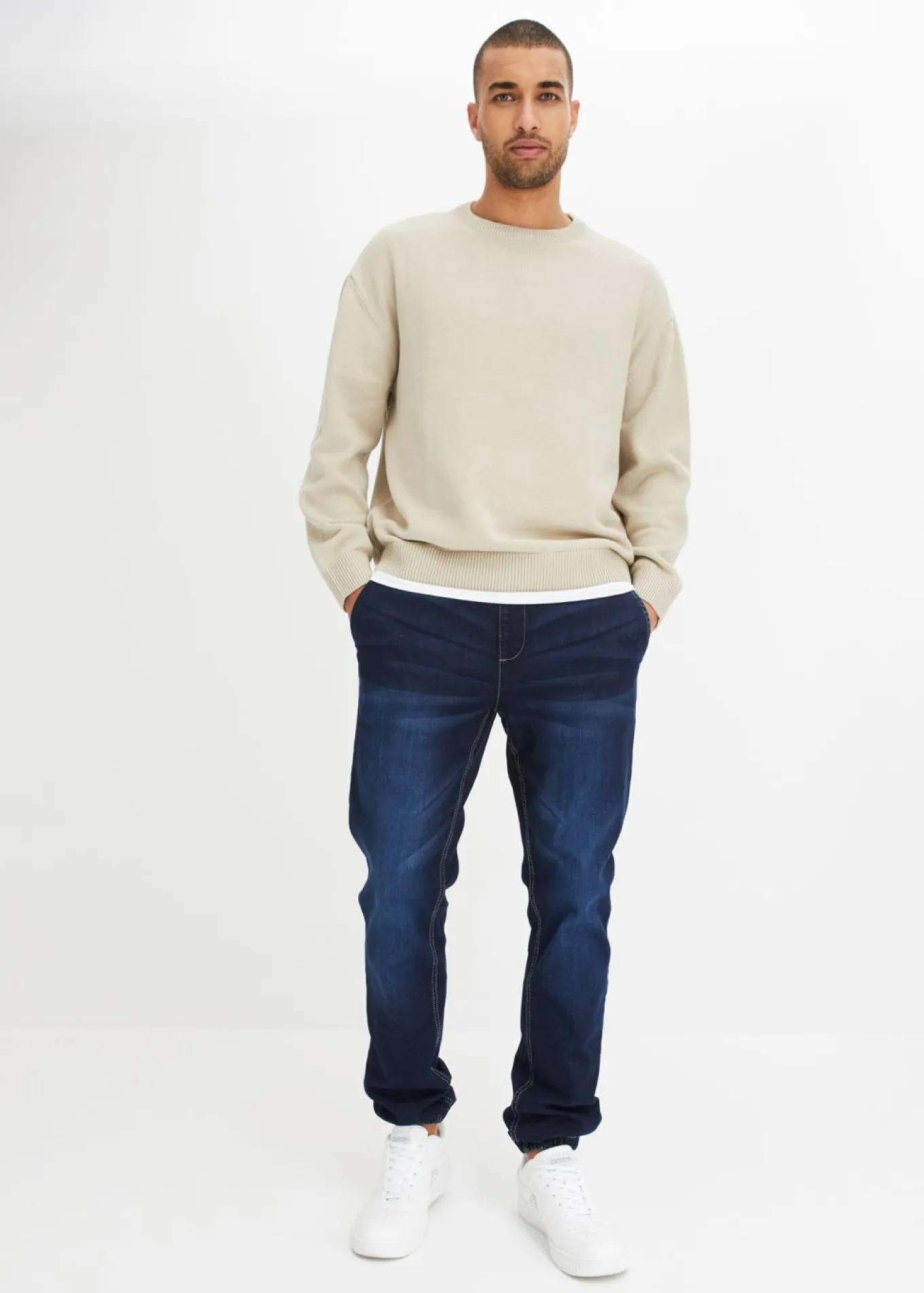 Vaqueros informales con corte regular, forma tapered y cinturilla elástica