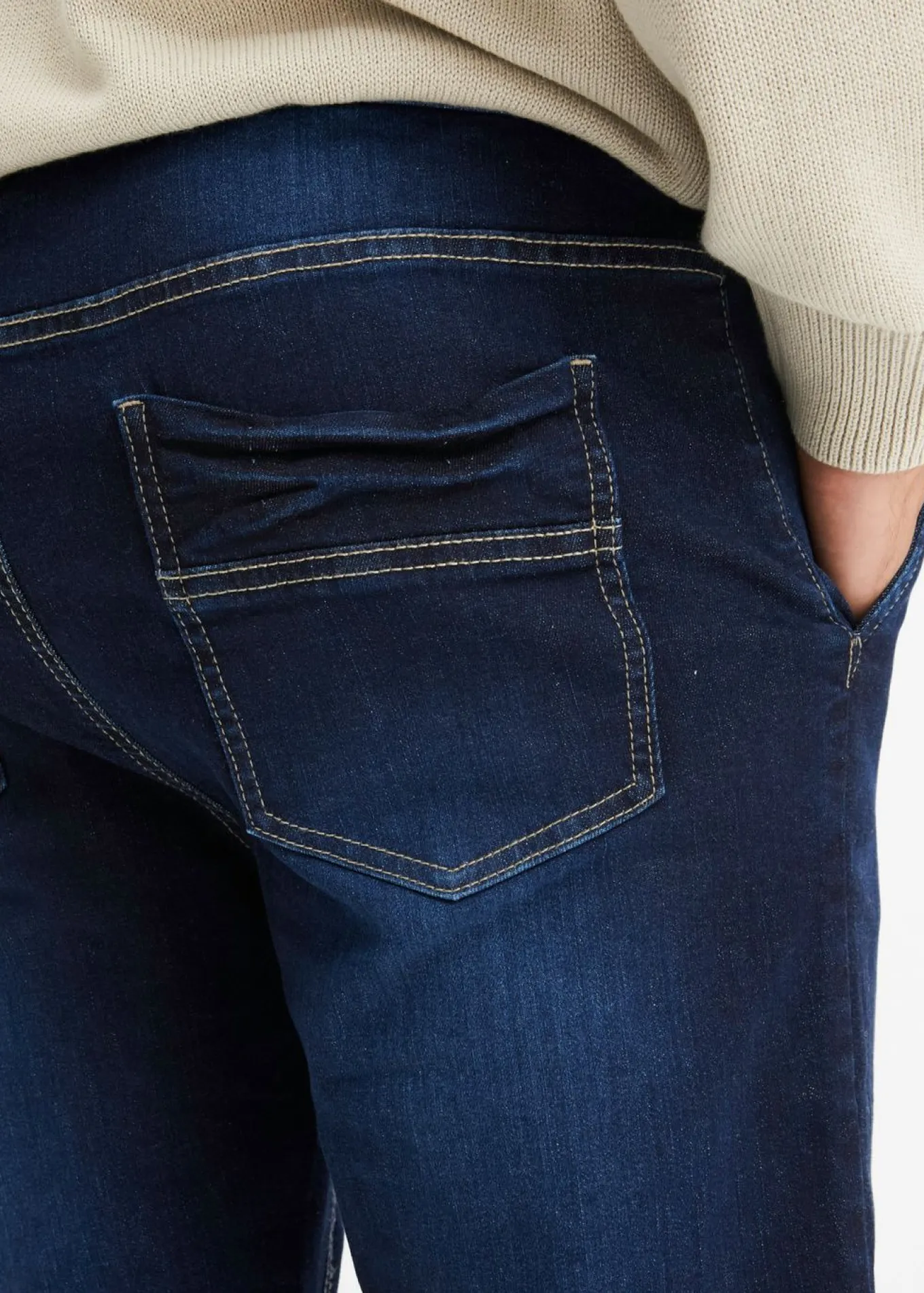 Vaqueros informales con corte regular, forma tapered y cinturilla elástica