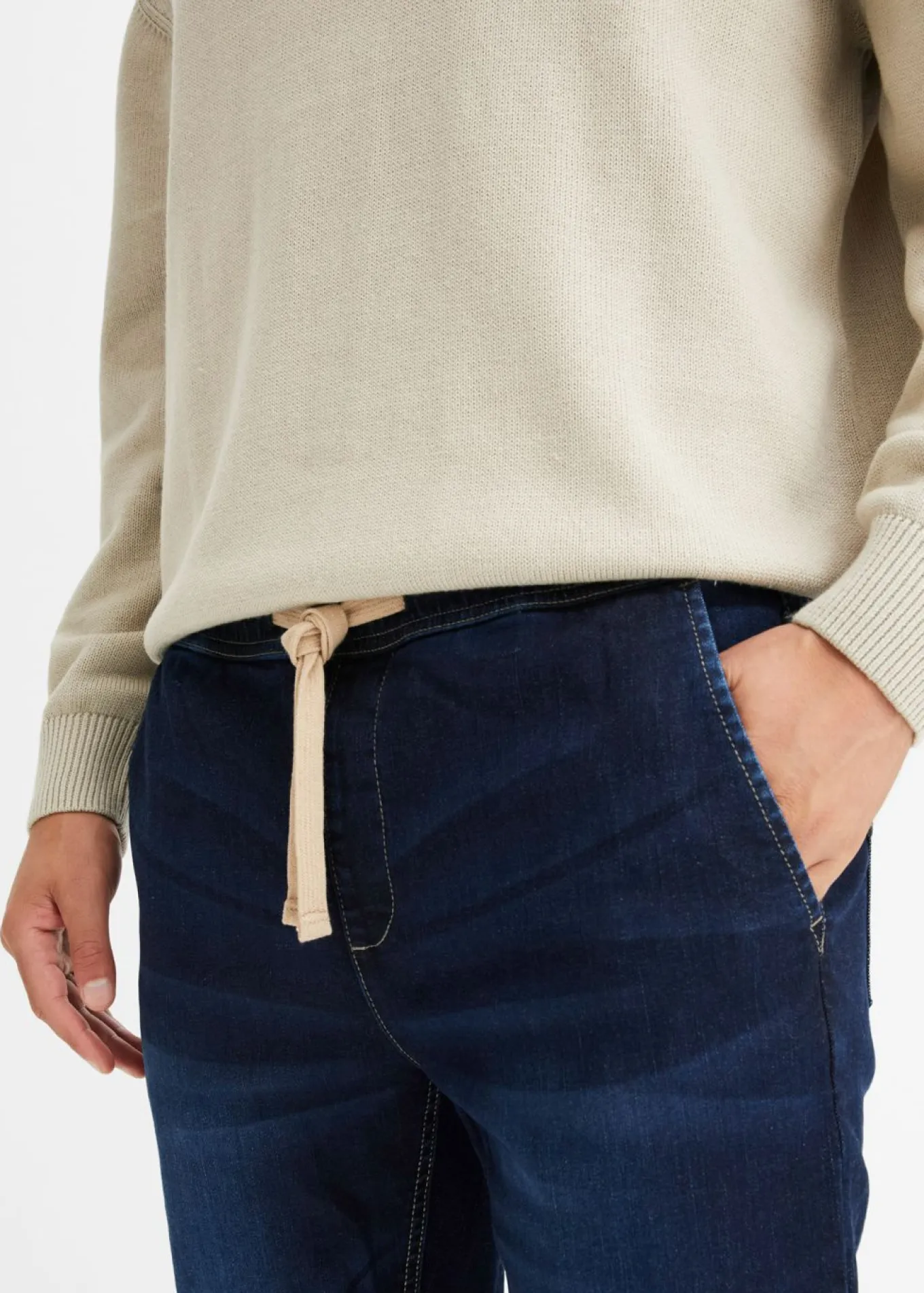 Vaqueros informales con corte regular, forma tapered y cinturilla elástica