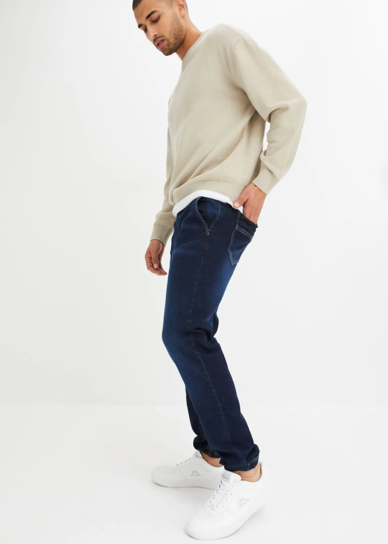 Vaqueros informales con corte regular, forma tapered y cinturilla elástica