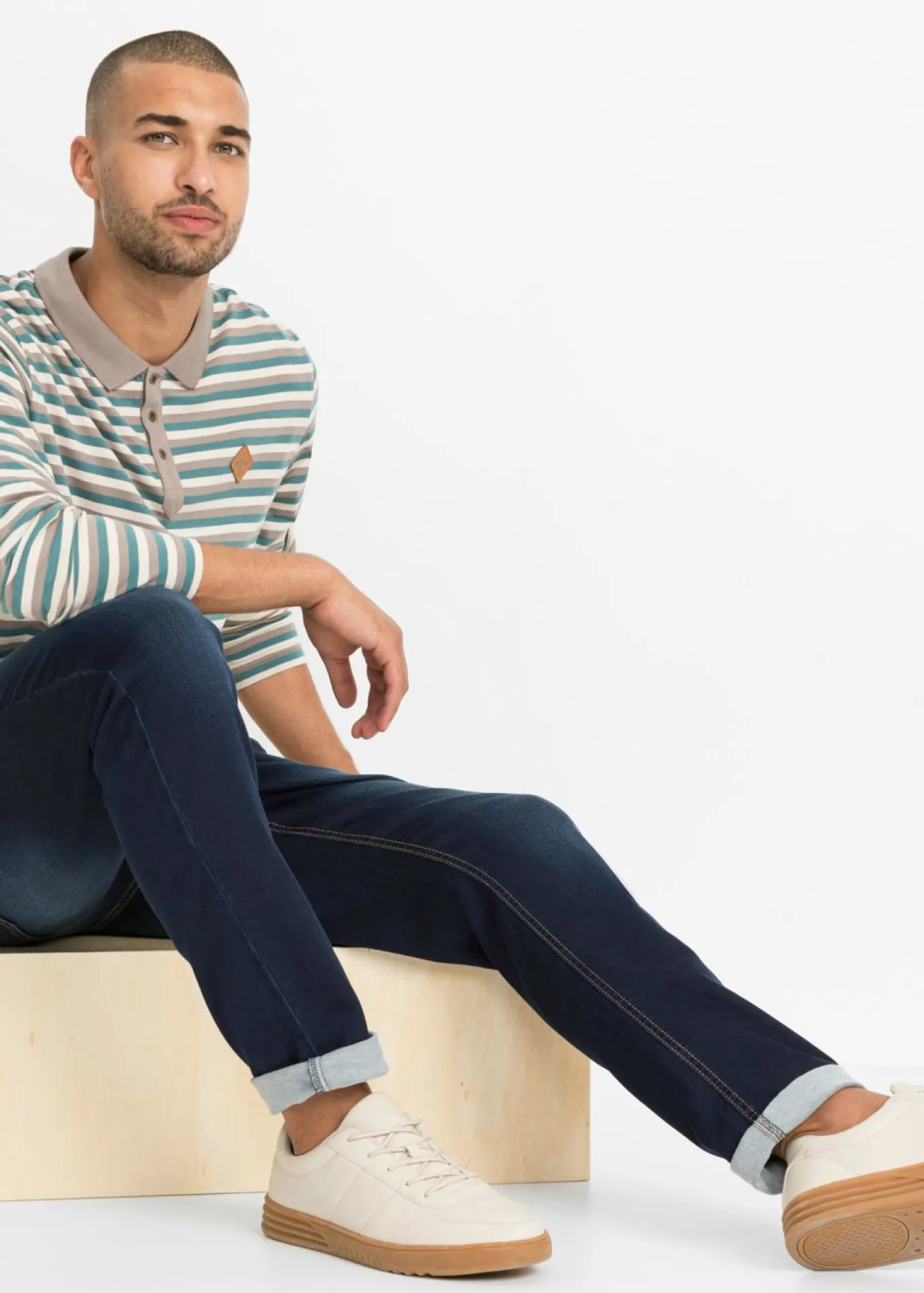 Vaqueros informales con corte regular, forma tapered y cinturilla cómoda