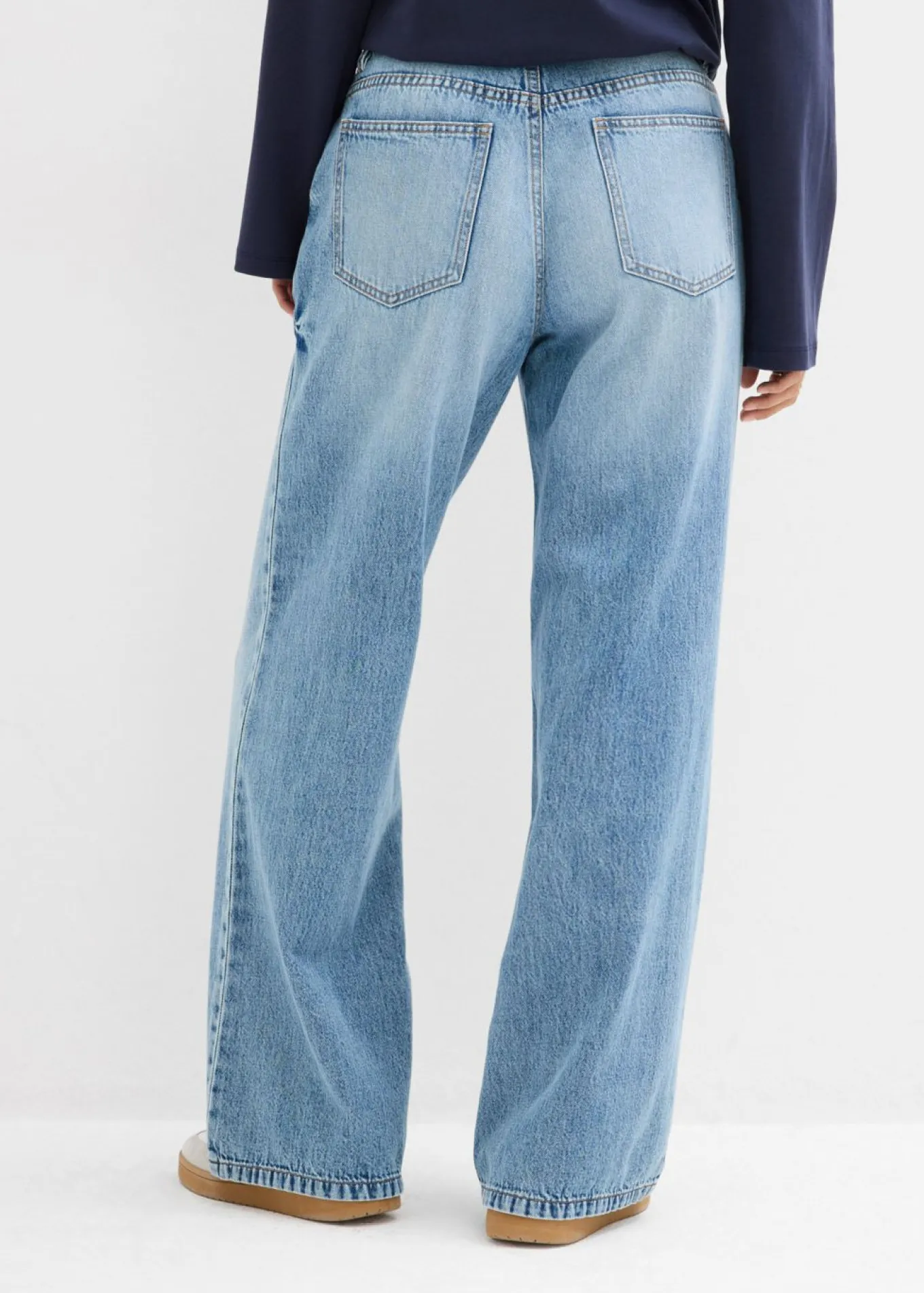 Vaqueros low stretch con perneras anchas y tiro medio